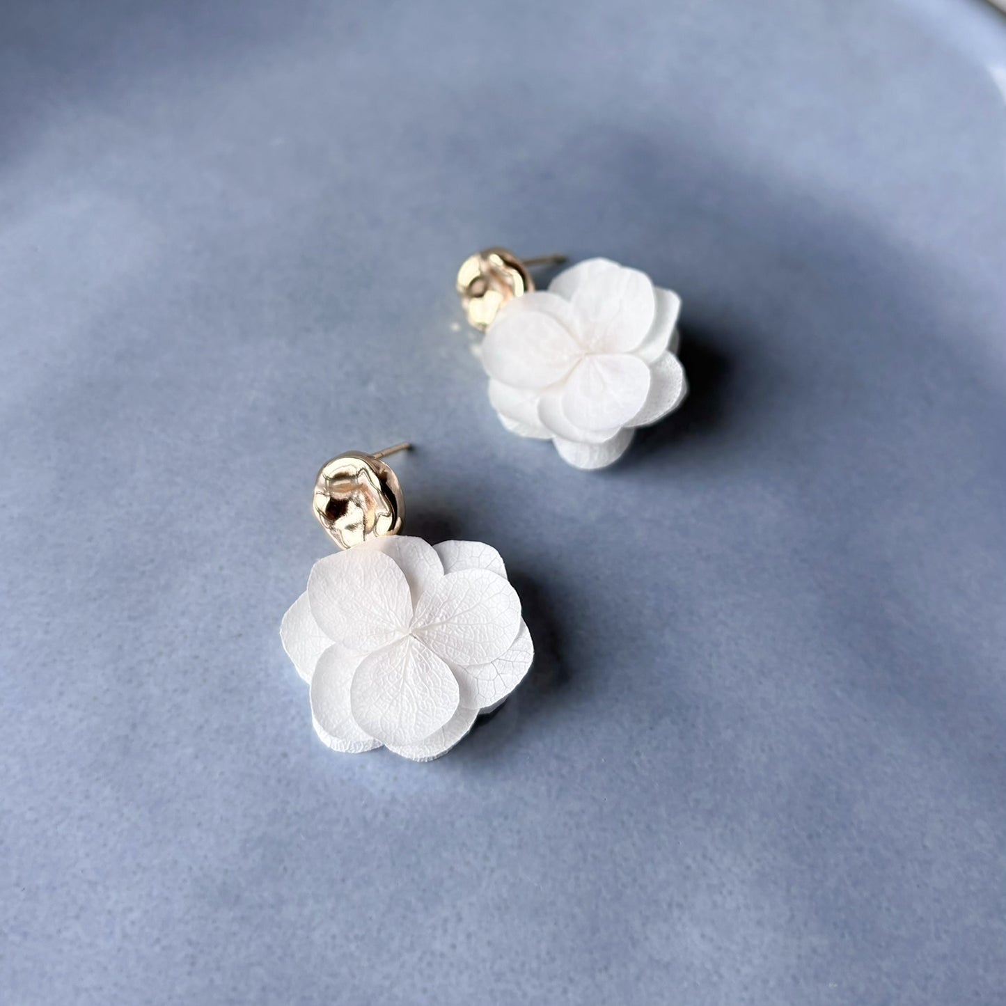 SUMIE - Eleganti orecchini da sposa con borchie rotonde in oro e un fiore di ortensia bianca stabilizzata. Gioielli da sposa. Eleganti gioielli da sposa.