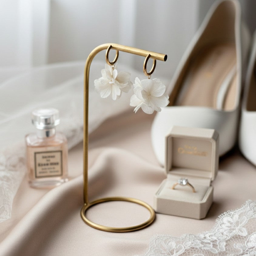 Parure de bijoux pour mariée fleurs stabilisées blanches Hana&Alice