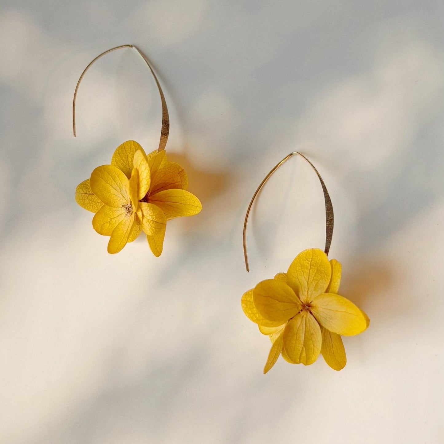 Accessoire mariage unique, boucles d'oreilles pendantes avec hortensias stabilisés.