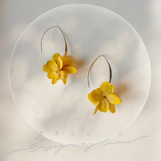 Boucles d'oreilles mariage en crochet avec fleurs d'hortensias stabilisées, par Hana&Alice.