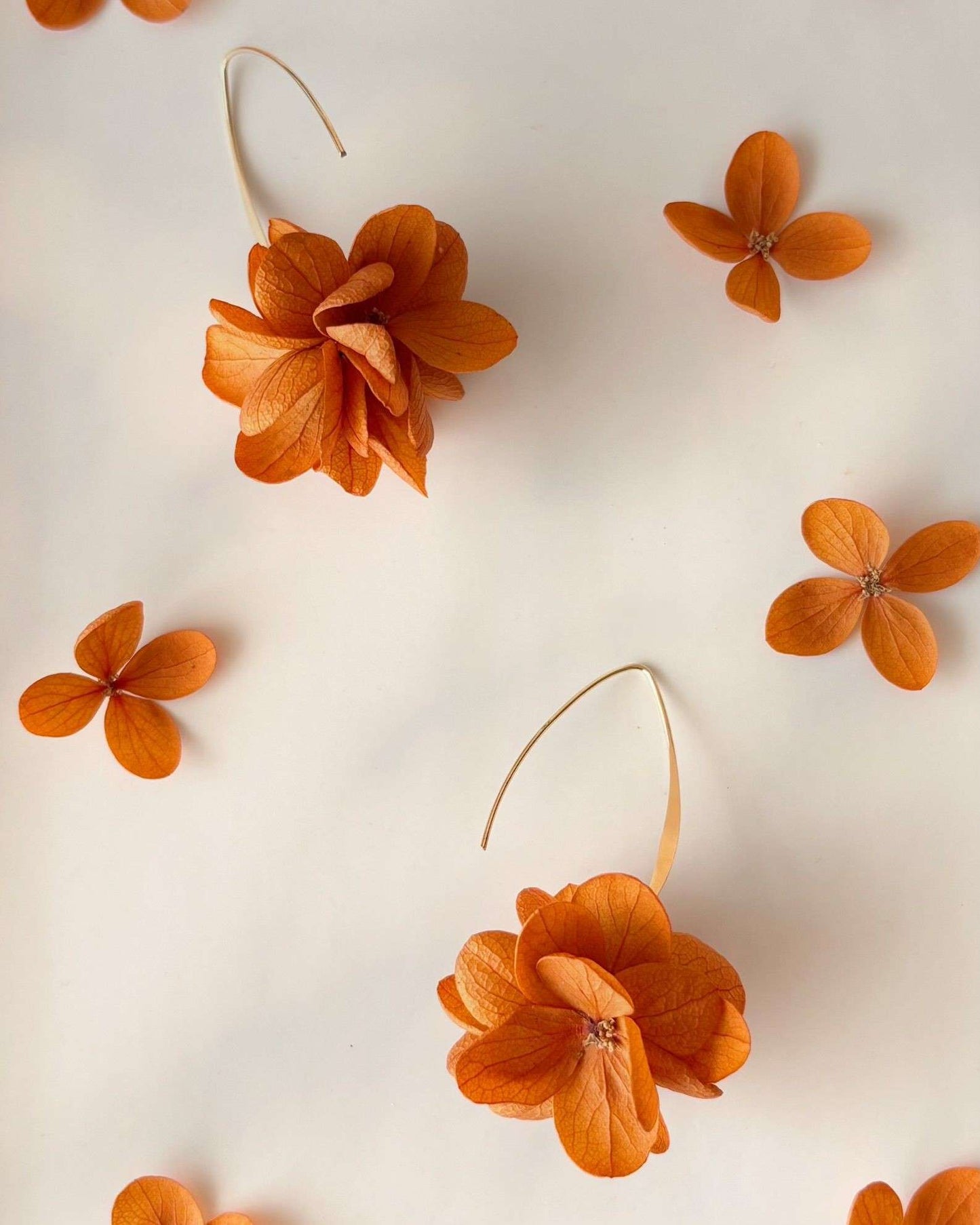 Boucles d’oreilles fleurs stabilisées orange fait main pour demoiselles d’honneur mariage automnal Hana&Alice