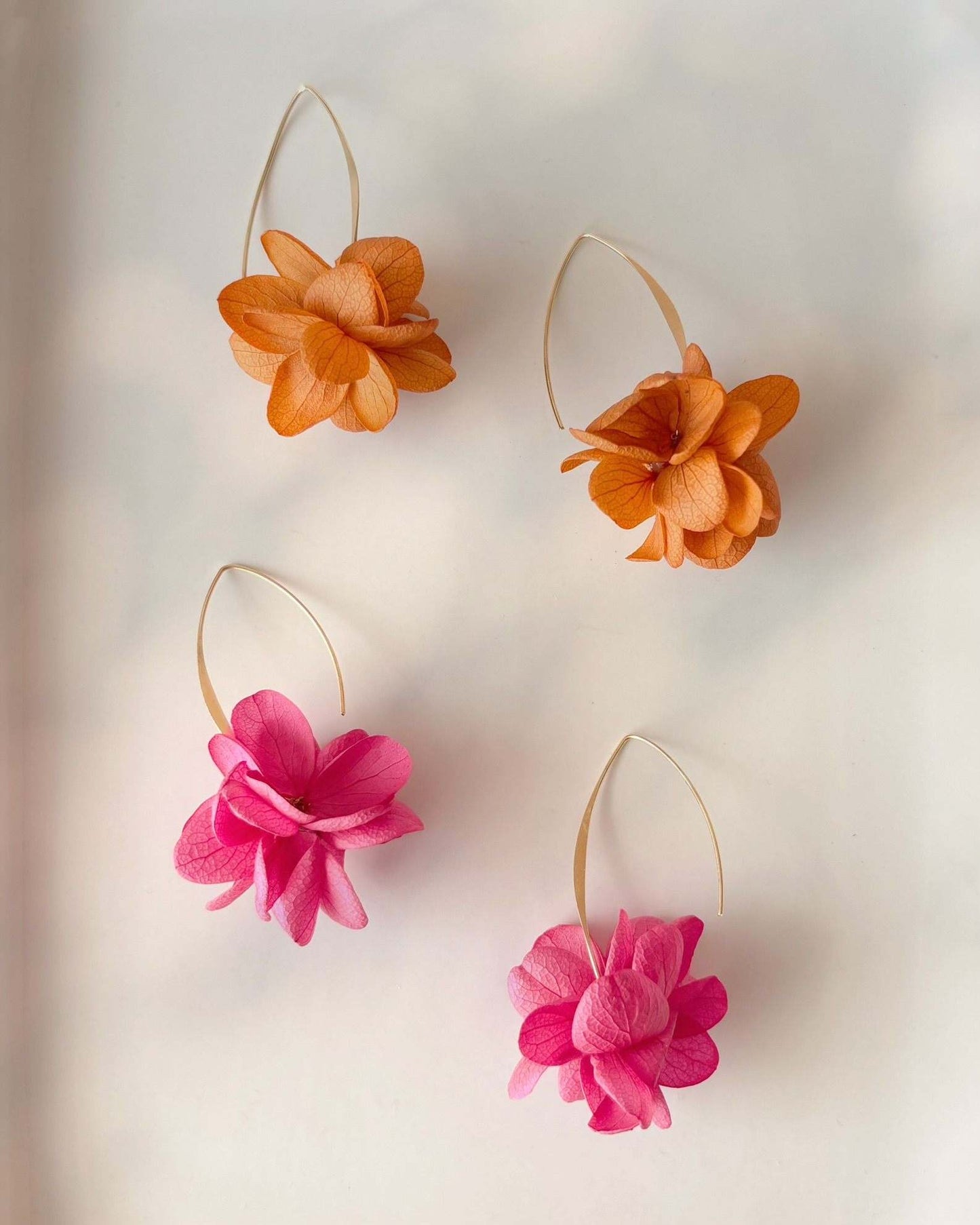 Boucles d’oreilles crochet V Hana&Alice, fleurs naturelles fuchsia, création artisanale unique et délicate.