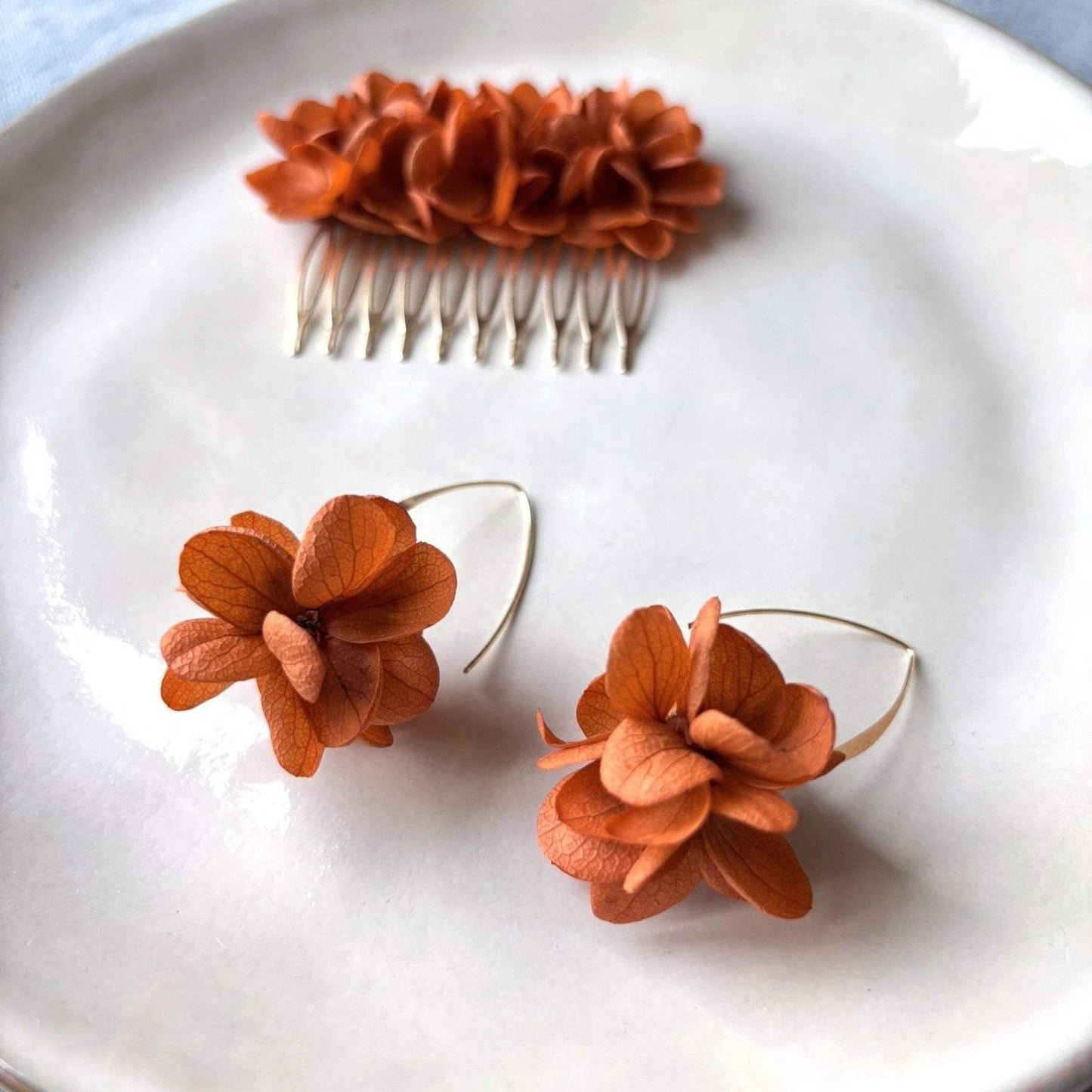 Bijoux mariage bohème chic terracotta fait main : boucles d’oreilles fleurs d’hortensia stabilisées Hana&Alice