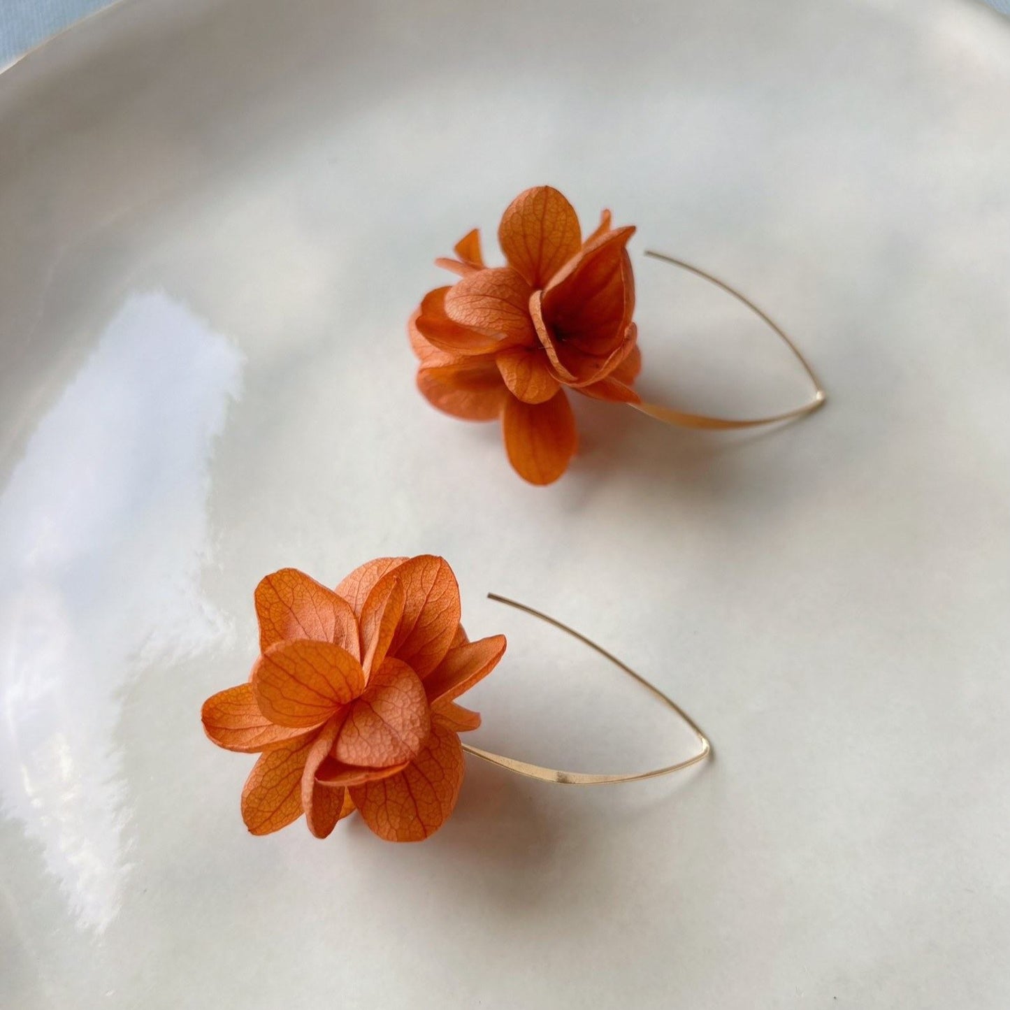 Accessoire mariage automne bohème fait main : boucles d’oreilles pendantes fleurs stabilisées SIENNA