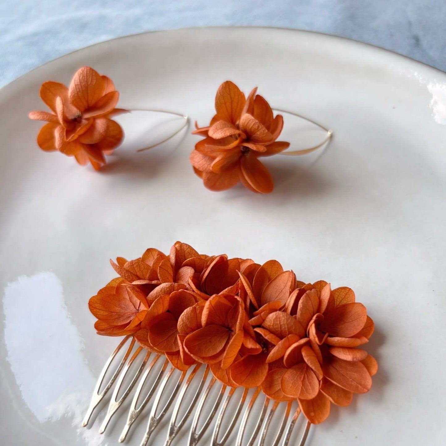 Accessoire élégant pour mariée automne fait main : boucles d’oreilles fleurs d’hortensia terracotta Hana&Alice
