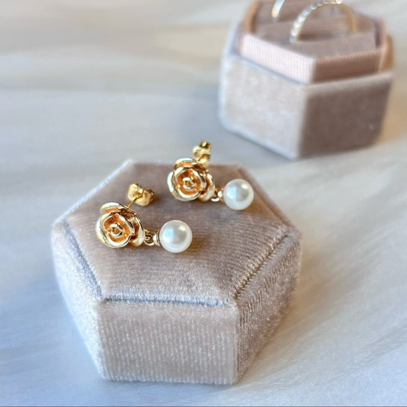 Boucles d’oreilles rose dorée et perle, bijou mariage intemporel