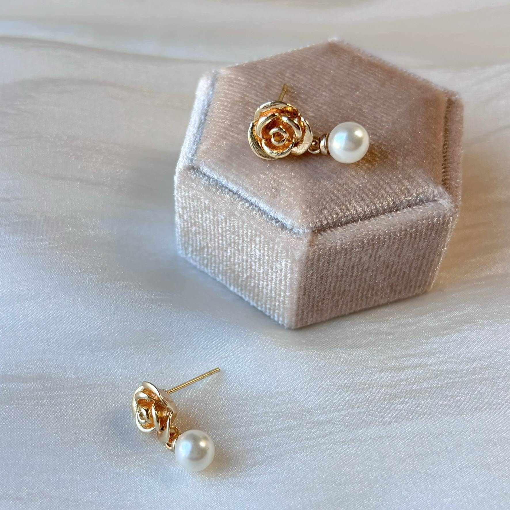 Parure bijoux mariage perle et rose dorée, élégance sobre
