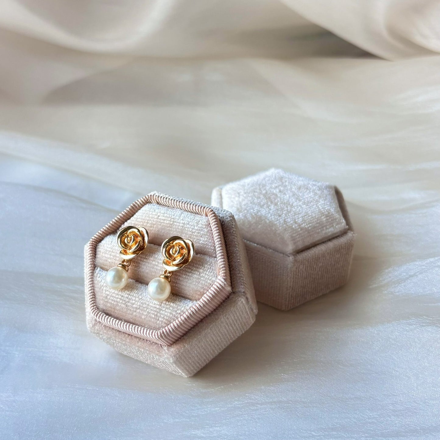 Accessoire bijoux mariage perle et fleur, style bohème chic