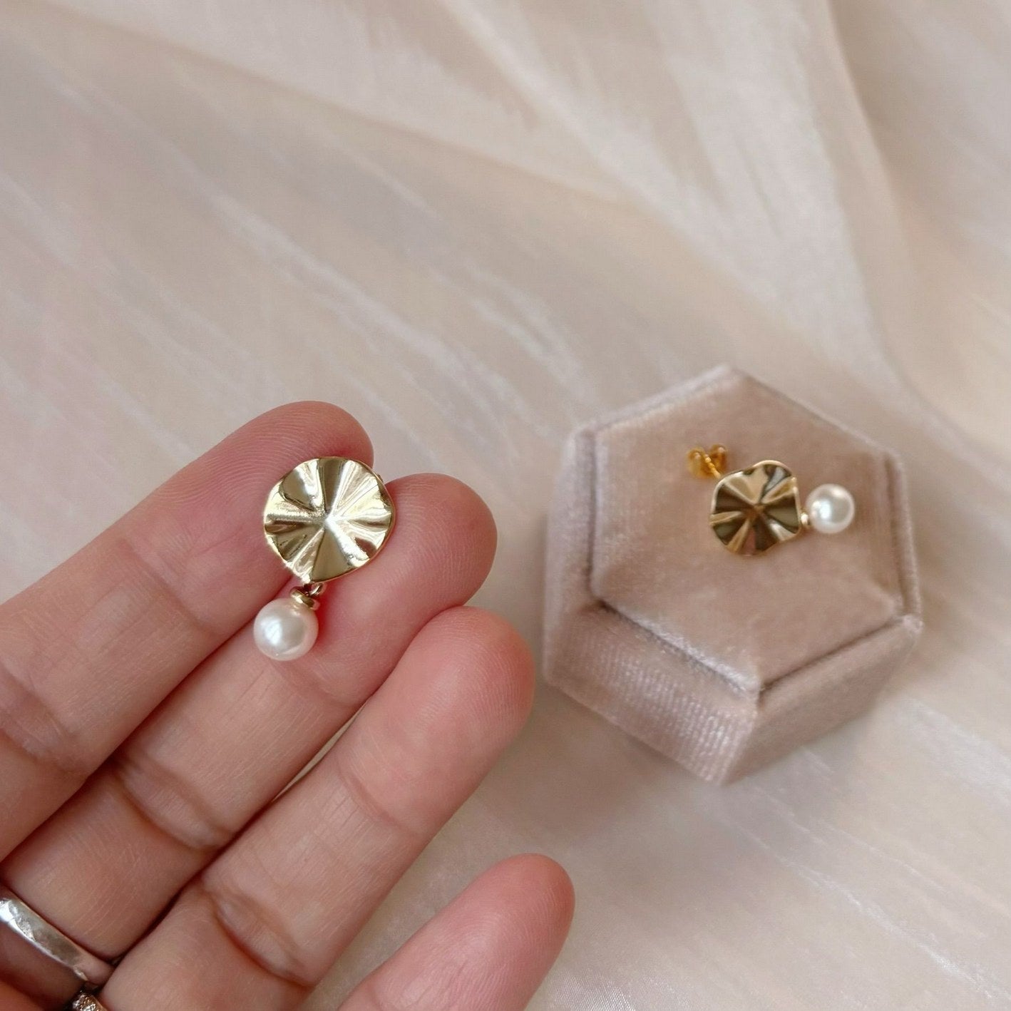 Bijoux de mariée Hana&Alice, boucles d’oreilles perle dorée intemporelles, idée cadeau chic