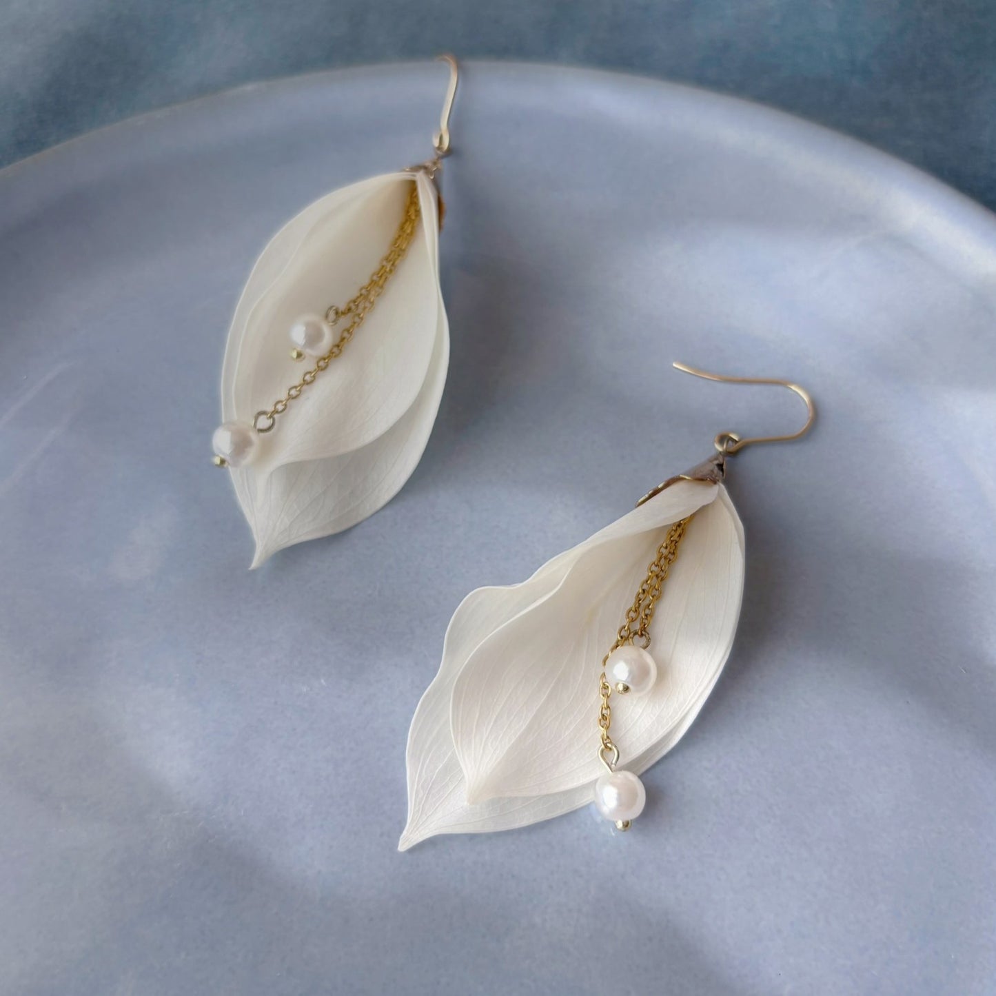 Boucles d’oreilles mariage fait main, fleur d’arum blanche et perles, design raffiné.