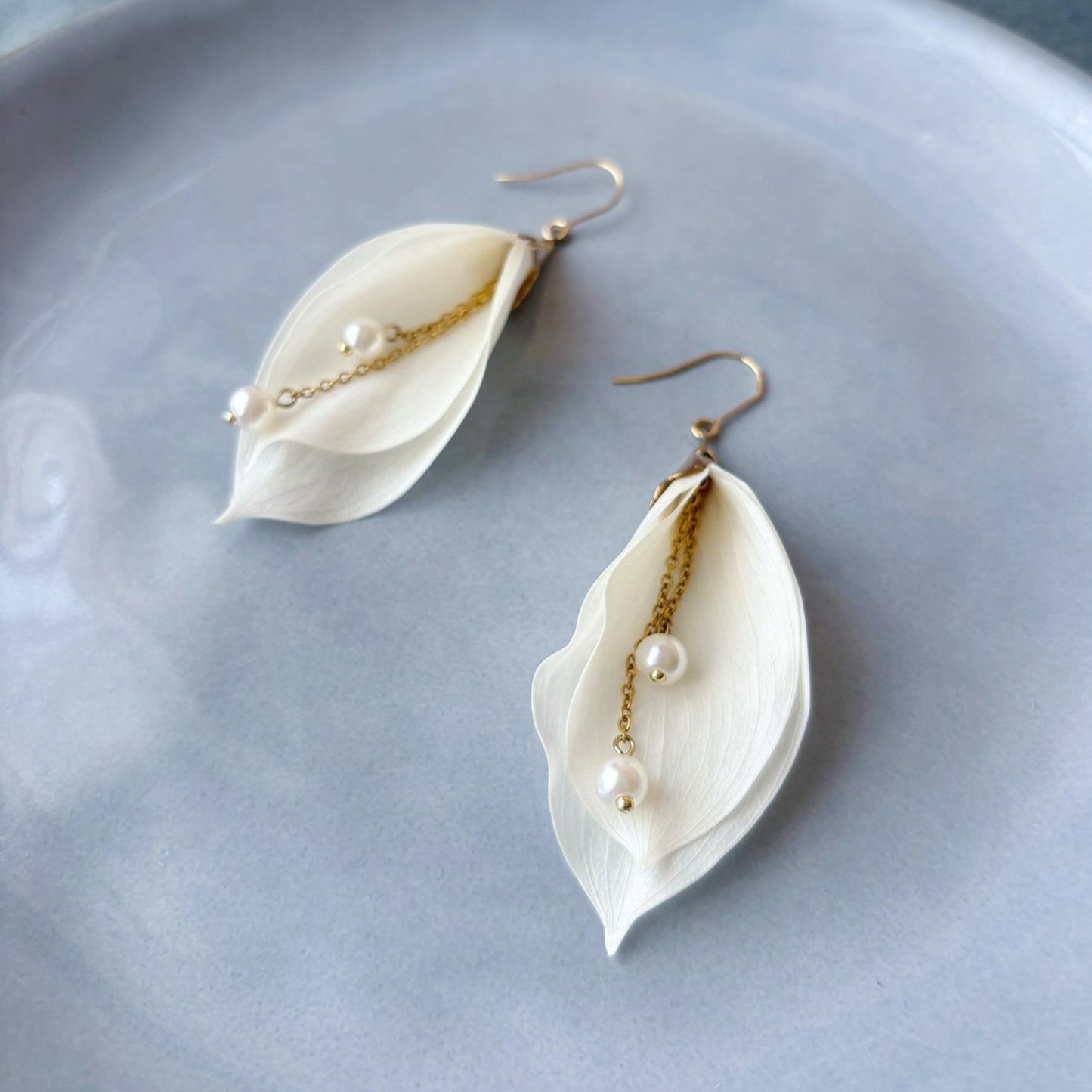 Bijoux mariage fait main, boucles d’oreilles fleurs stabilisées blanches avec perles.