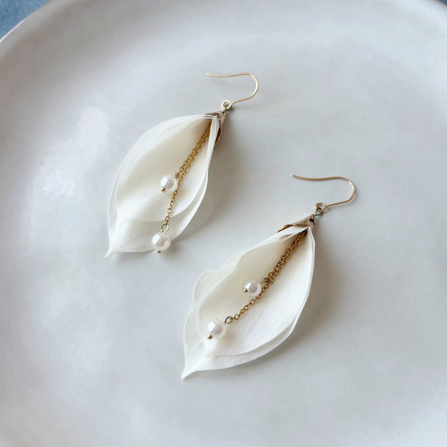 Boucles d’oreilles mariage Hana&Alice, feuille stabilisée en forme de fleur et perles élégantes.
