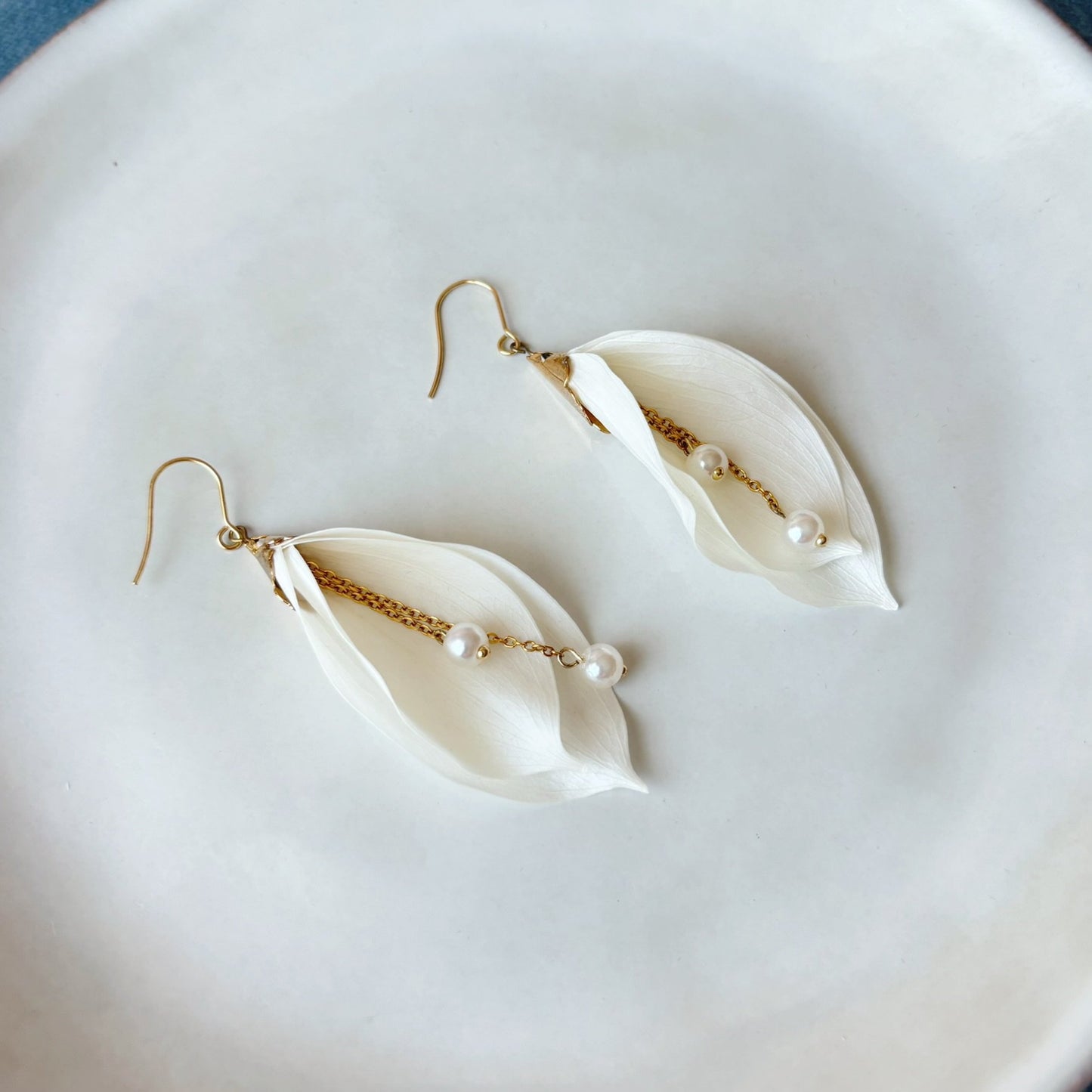 Création artisanale, boucles d’oreilles mariage pendantes avec perles et fleur d’arum.