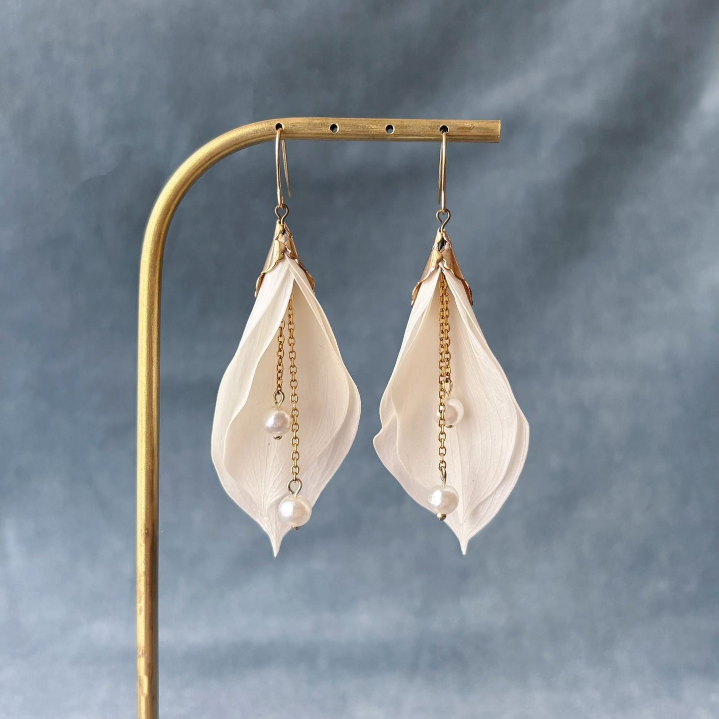 Parure de bijoux mariage avec boucles d’oreilles en fleur stabilisée blanche et perles fines.