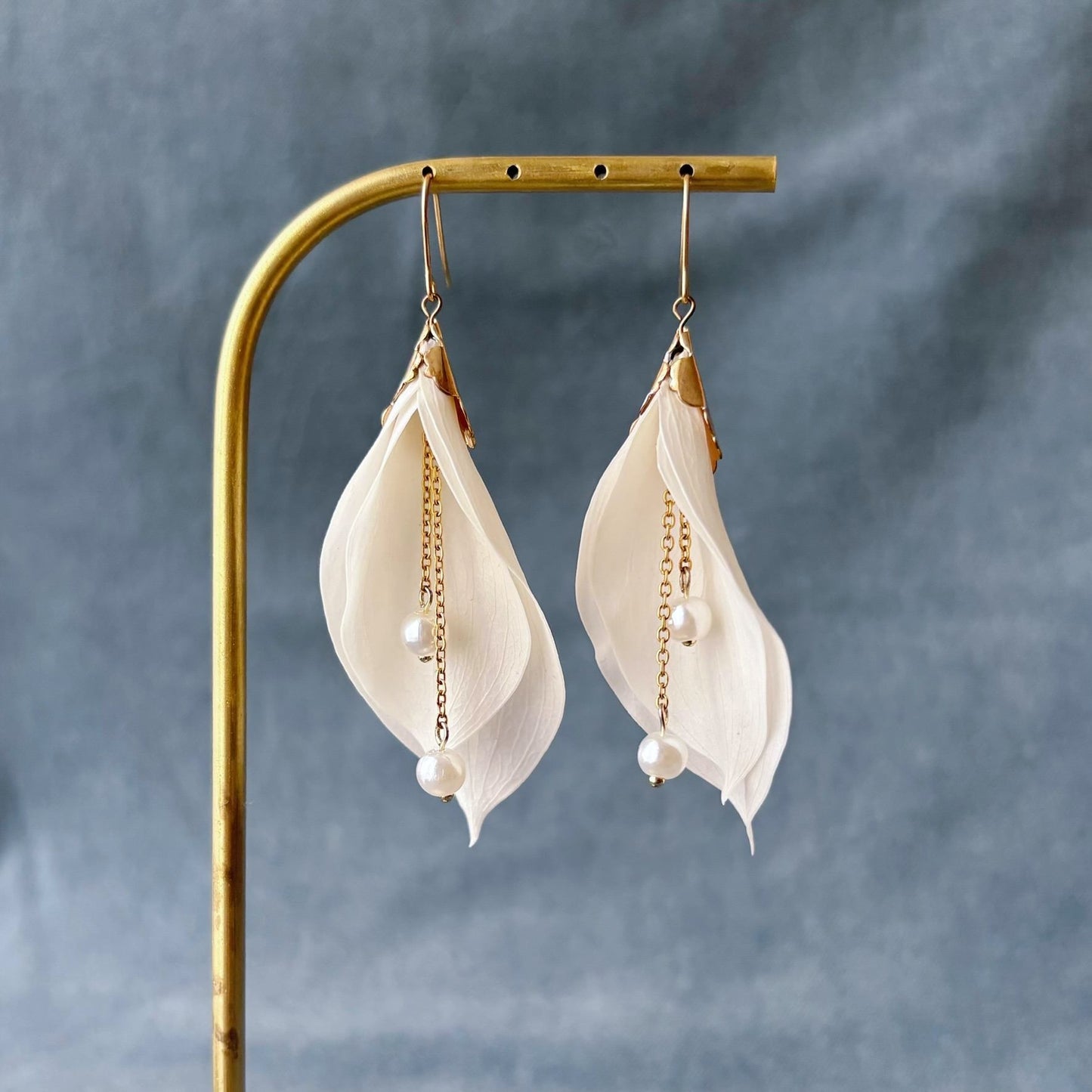 Boucles d’oreilles pendantes mariage, design fleur d’arum et perles, création artisanale.