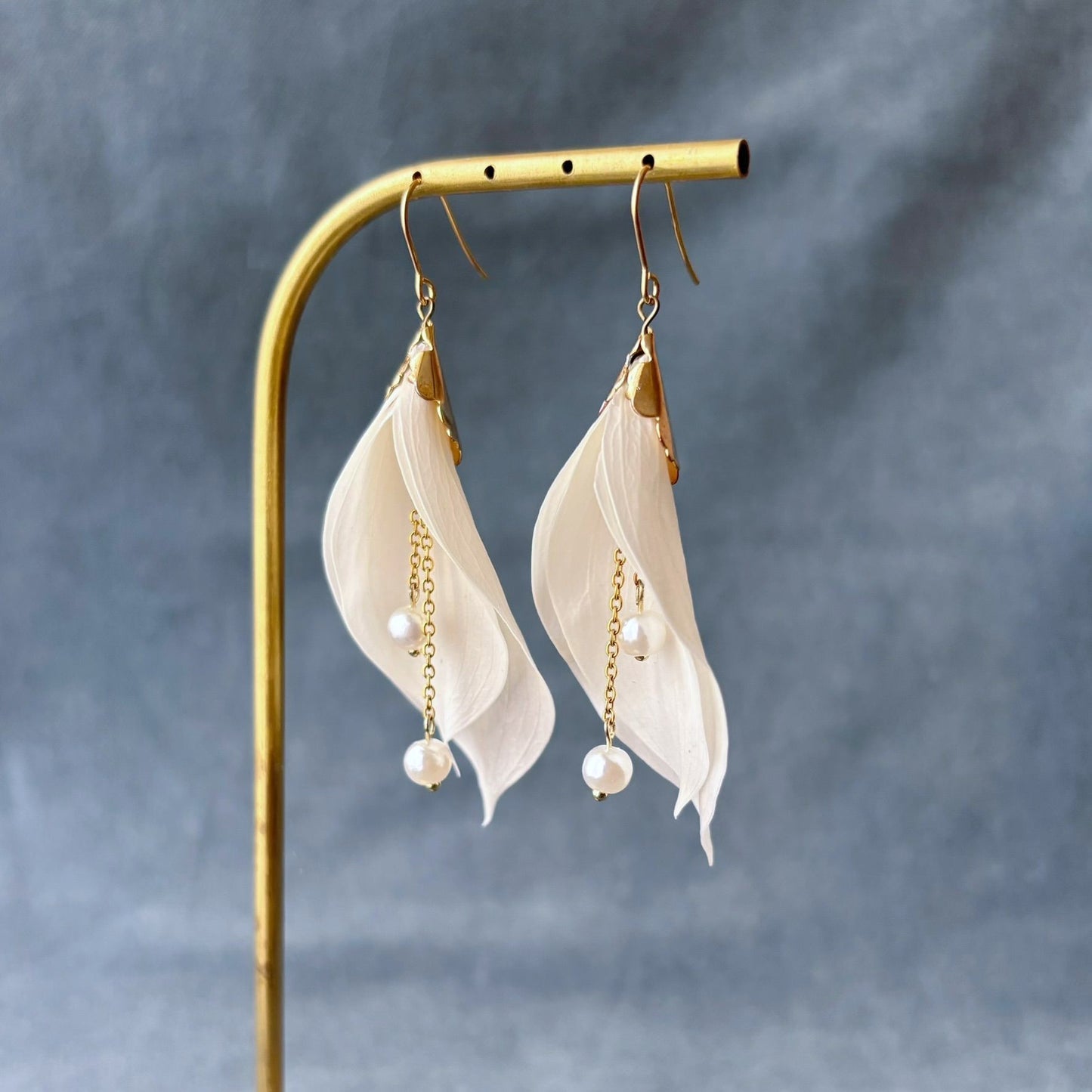Accessoire mariage Hana&Alice, boucles d’oreilles pendantes fleur d’arum et perles fines.