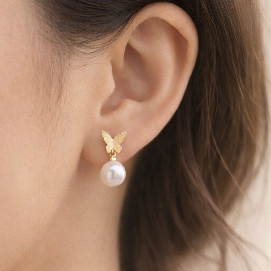 Bijoux mariage perle papillon, idéals pour les mariées à la recherche d’un look féminin et gracieux.