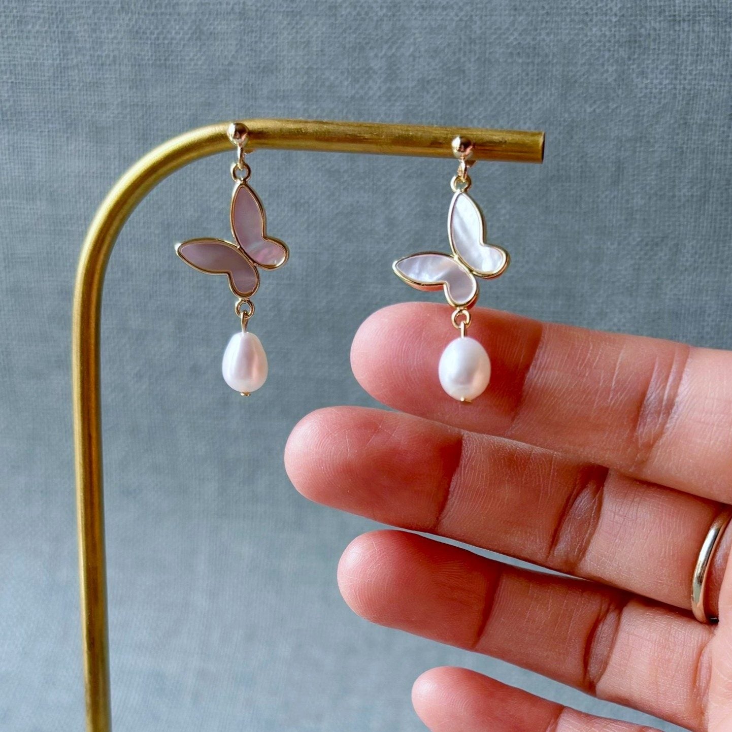 Bijoux mariage perle faits main, design papillon nacré au style classique et élégant.
