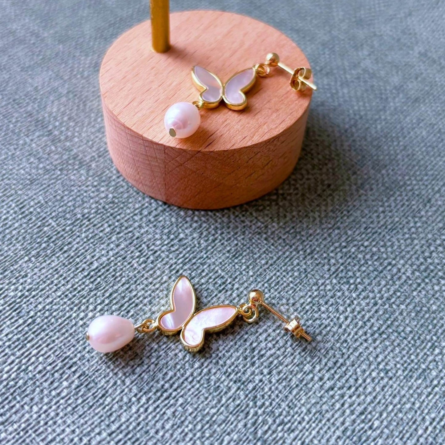 Bijoux mariage faits main en perles d’eau douce, papillon nacré au charme romantique.