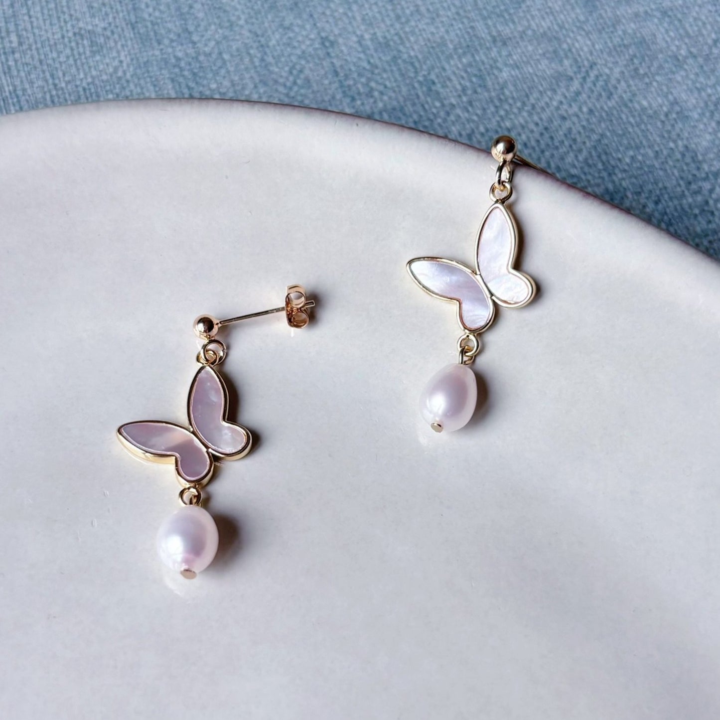 Boucles d’oreilles mariage perle d’eau douce et pendentif papillon, création poétique.