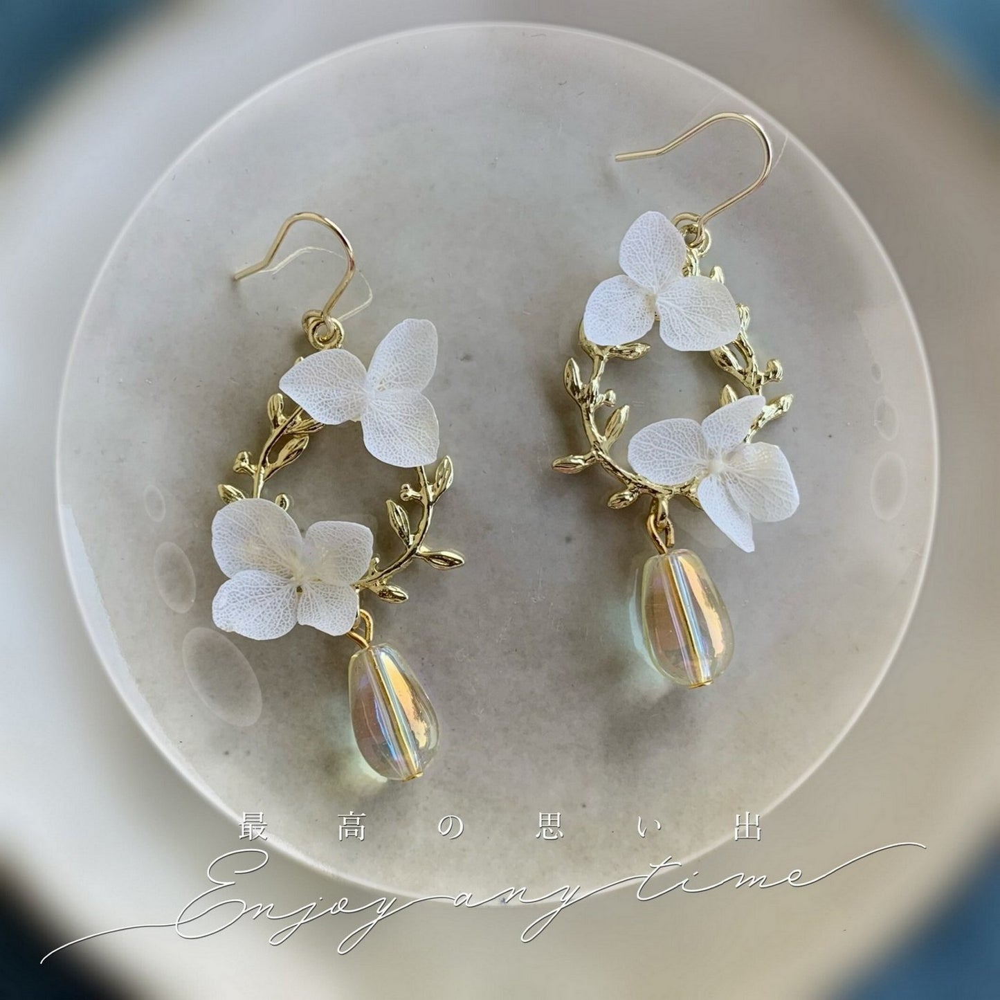 Bijoux mariage perle avec délicates breloques dorées, une touche chic et naturelle.