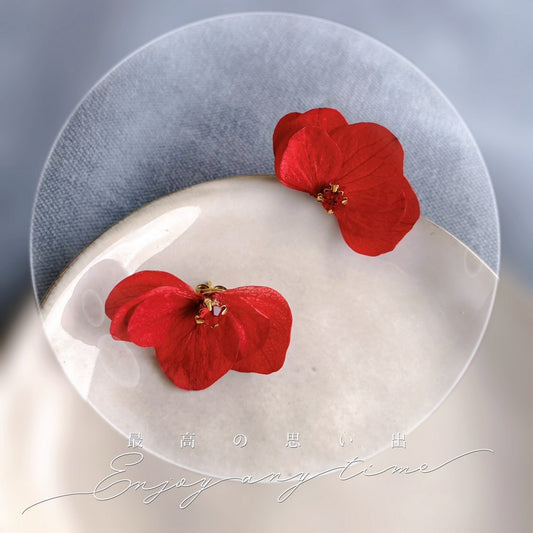 Puces d'oreille rouges avec pétales d’hortensias et strass, bijoux mariage faits main Hana&Alice.