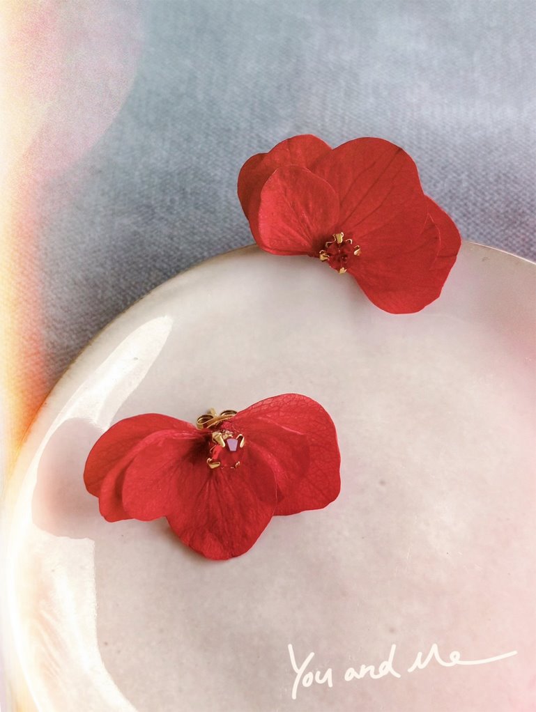 Créations Hana&Alice, bijoux rouges en pétales d’hortensias faits main pour mariage.