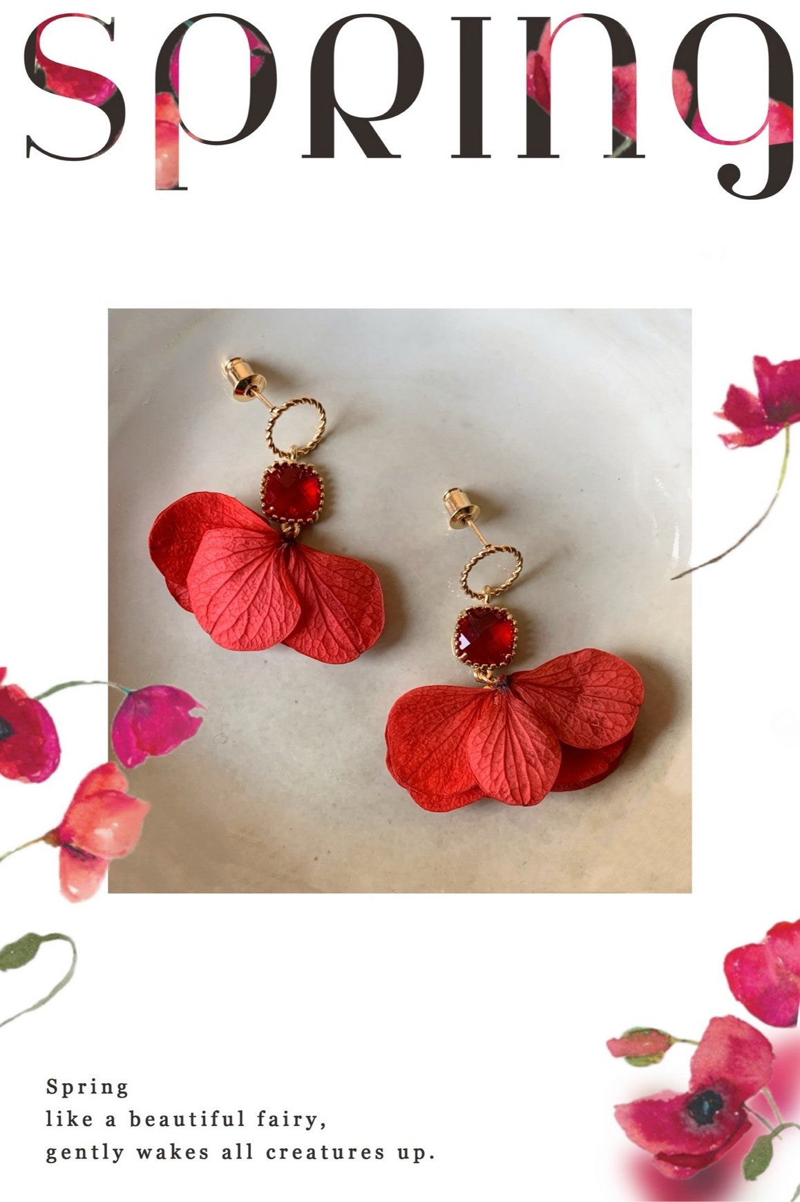 Bijoux de mariage raffinés : boucles d'oreilles pour demoiselle d'honneur avec pétales d'hortensias rouges et strass.