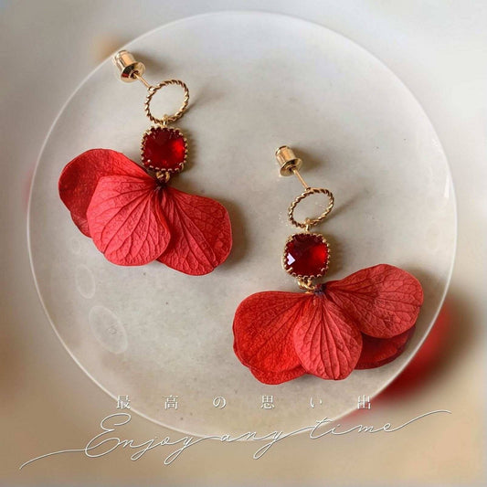 Boucles d'oreilles mariage avec pétales d'hortensias rouges, un bijou unique signé Hana&Alice.