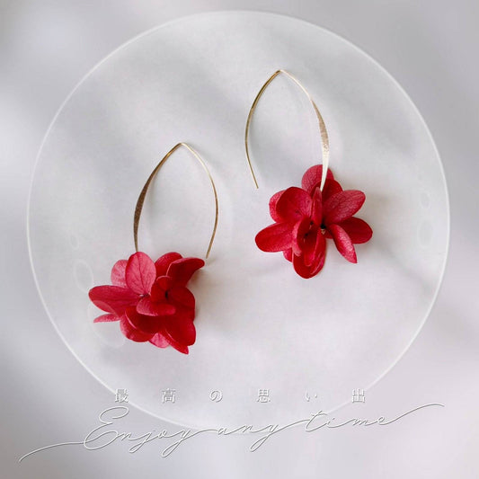 Boucles d’oreilles mariage rouge en fleurs d’hortensias stabilisées, fait main par Hana&Alice.