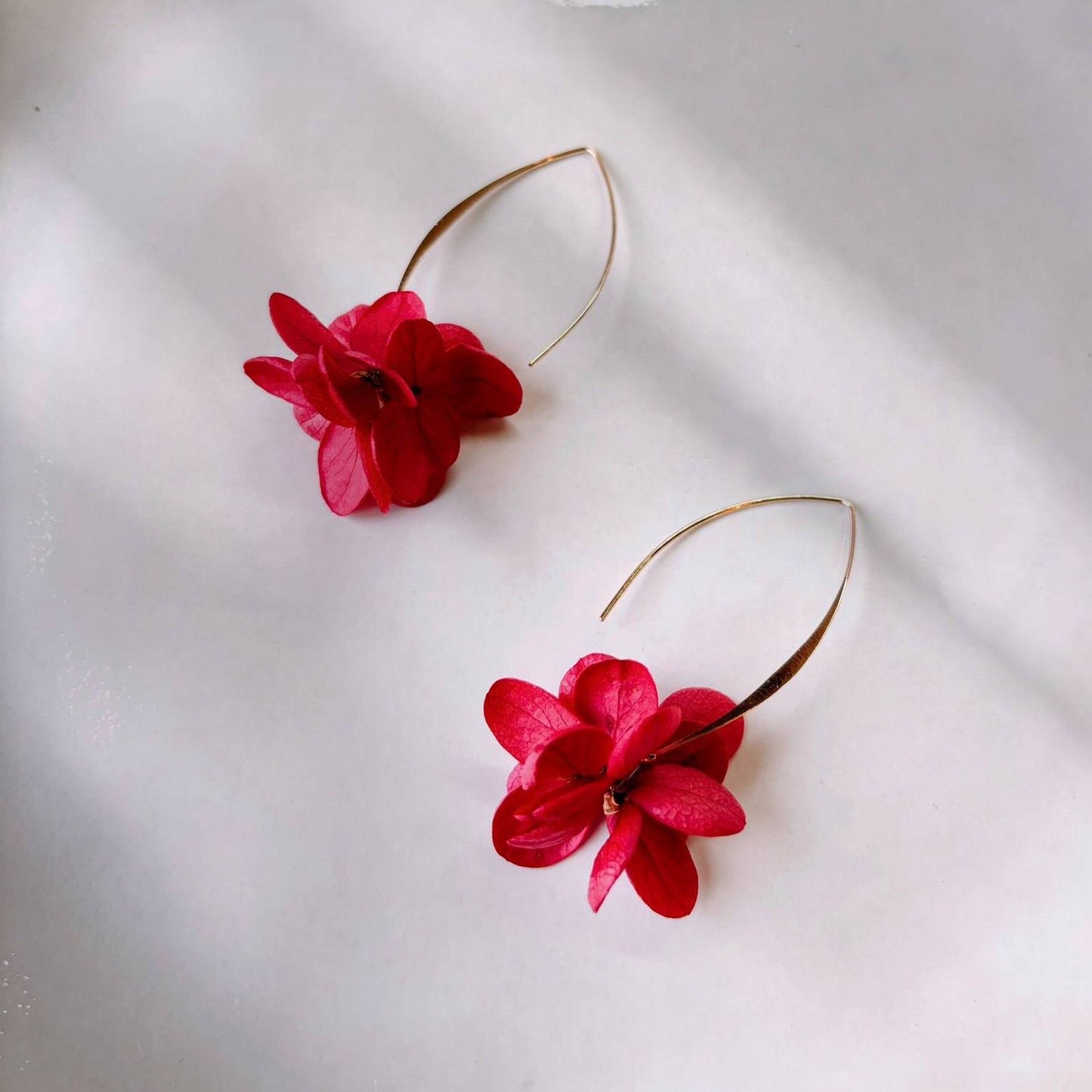 Bijoux rouges pour mariage, faits main, parfaits pour les demoiselles d’honneur.