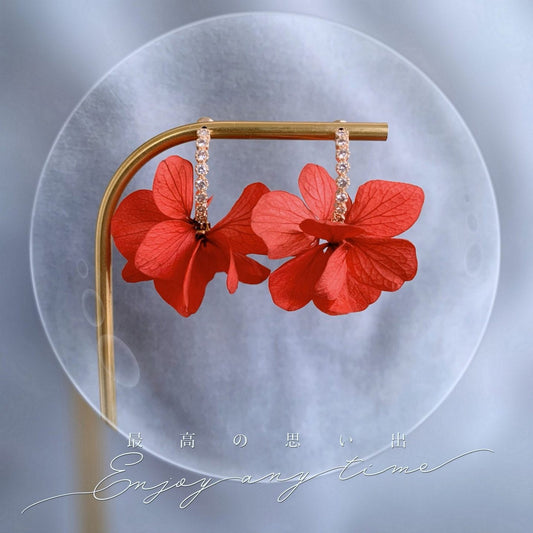 Bijoux chic en fleurs d’hortensias rouges, un accessoire unique pour une occasion spéciale.