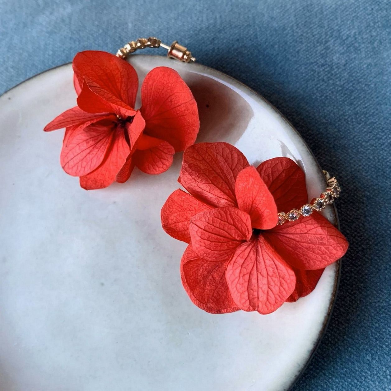 Bijoux mariage faits main, ornés de fleurs naturelles stabilisées et de strass.
