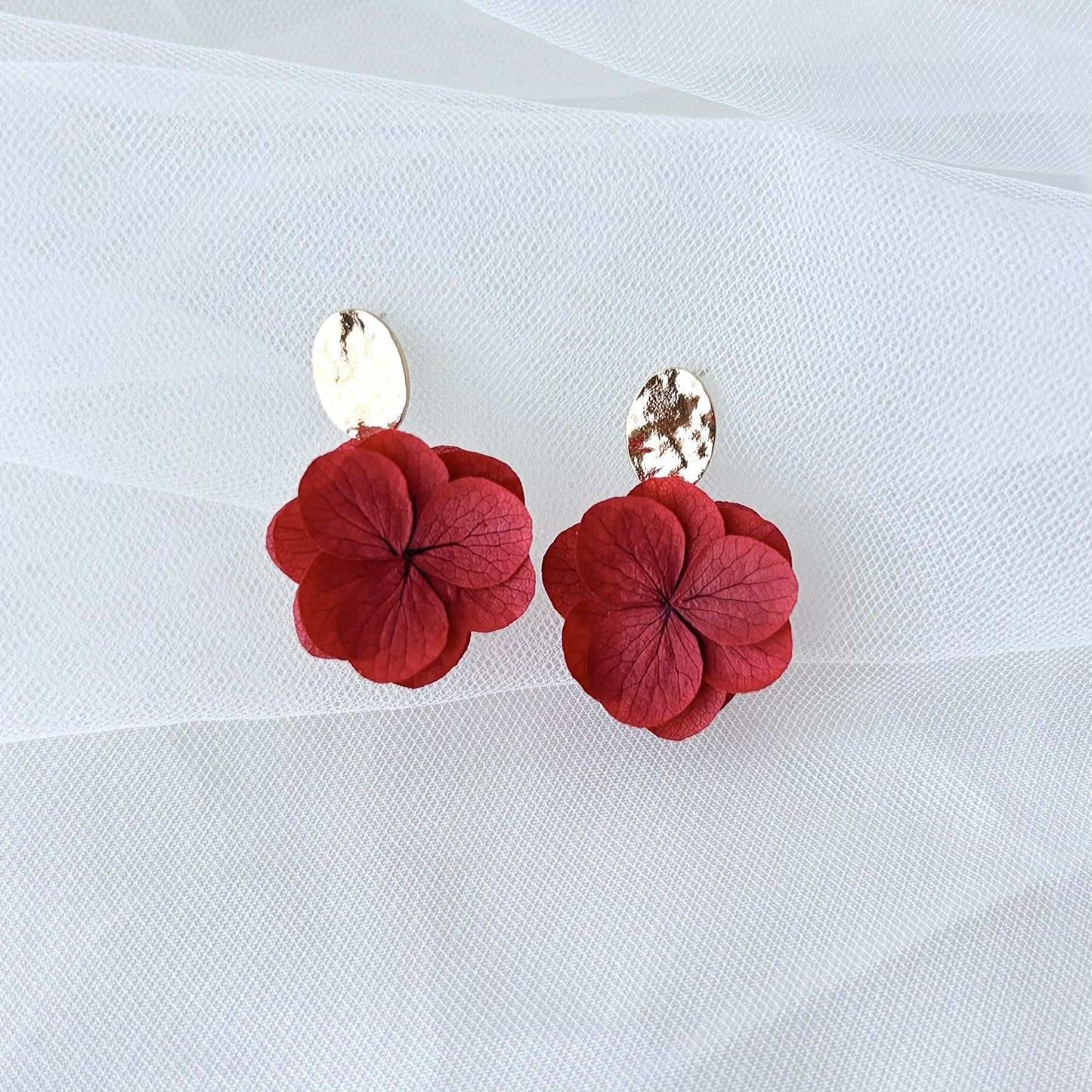 Bijoux mariage rouge fleurs stabilisées et clous martelés dorées style moderne