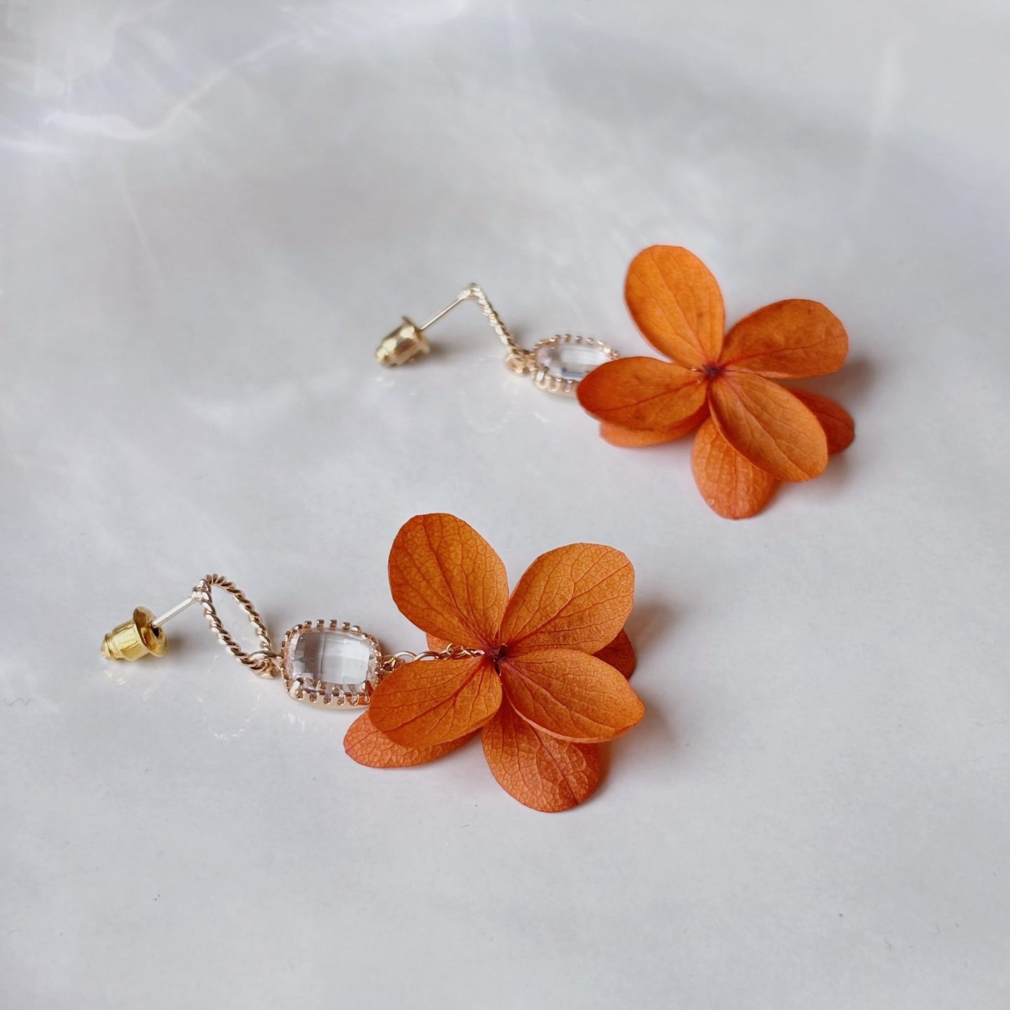 Accessoire mariage bohème chic, boucles d’oreilles fleurs terracotta faites main.