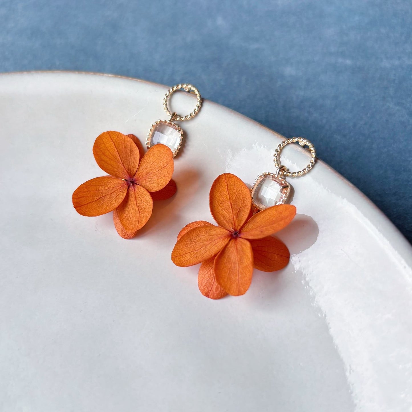 Bijoux mariage fleur terracotta, boucles d’oreilles florales en hortensia stabilisé.