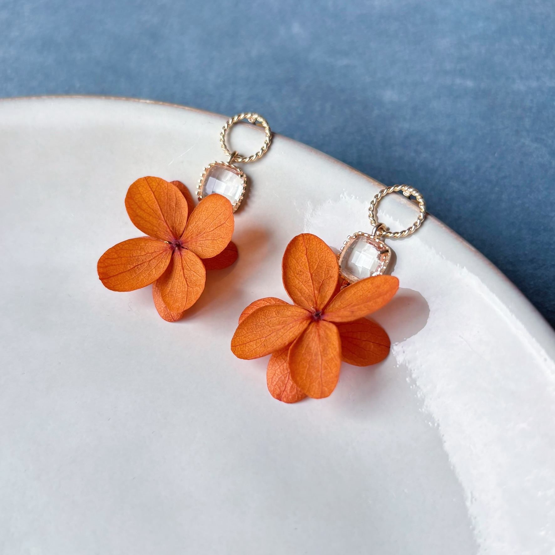 Bijoux mariage fleur terracotta, boucles d’oreilles florales en hortensia stabilisé.