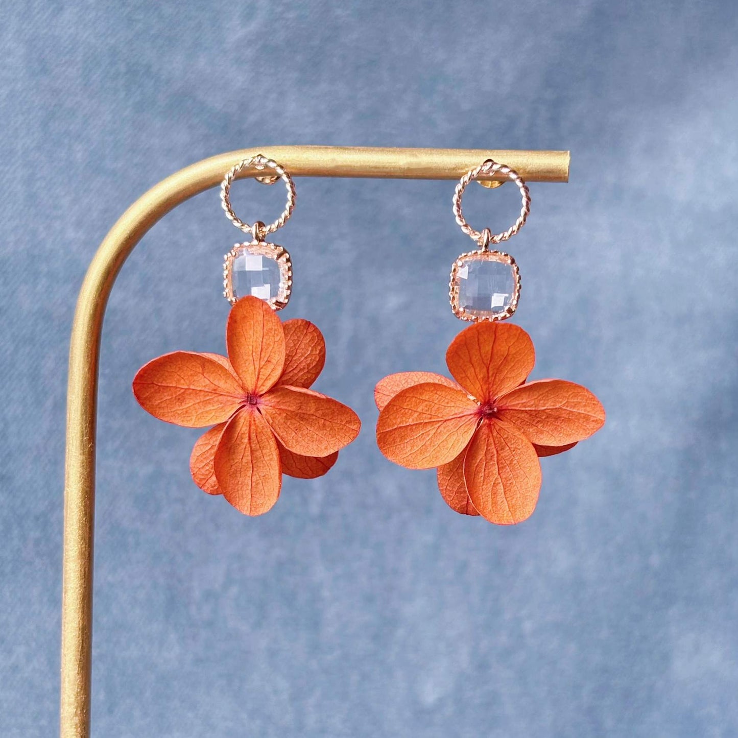 Boucles d’oreilles terracotta et doré, bijou floral bohème chic pour mariée.