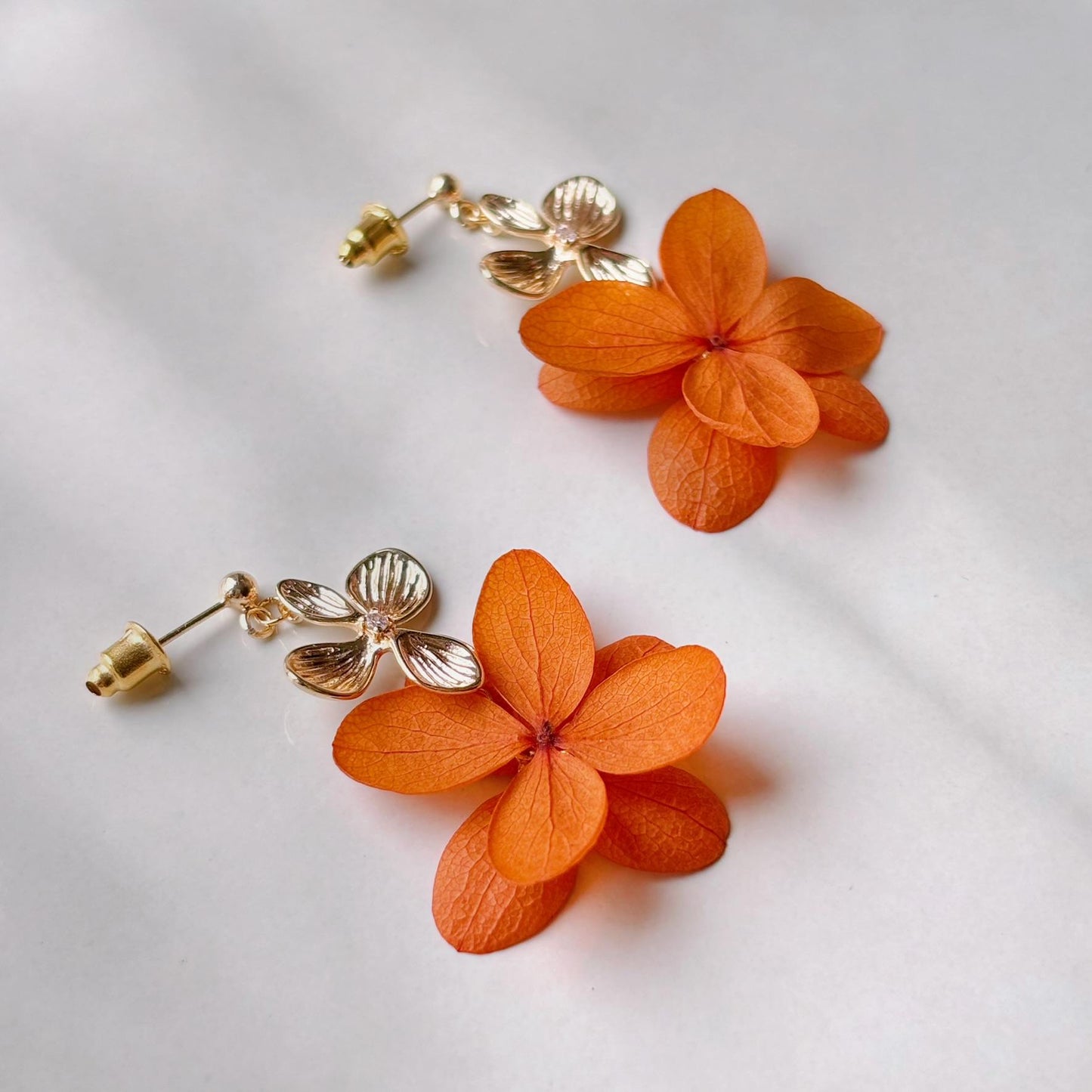 Cadeau demoiselles d’honneur original : boucles d’oreilles mariage artisanales en fleurs naturelles.