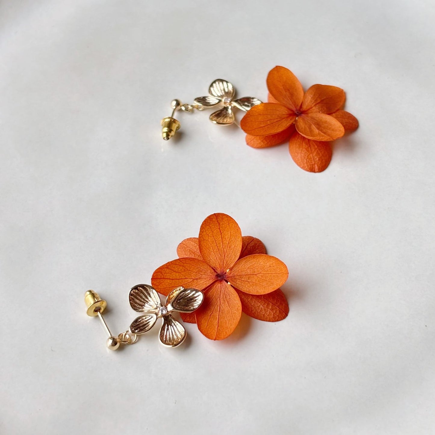 Boucles d’oreilles mariage en fleurs d’hortensia stabilisées, création artisanale française.