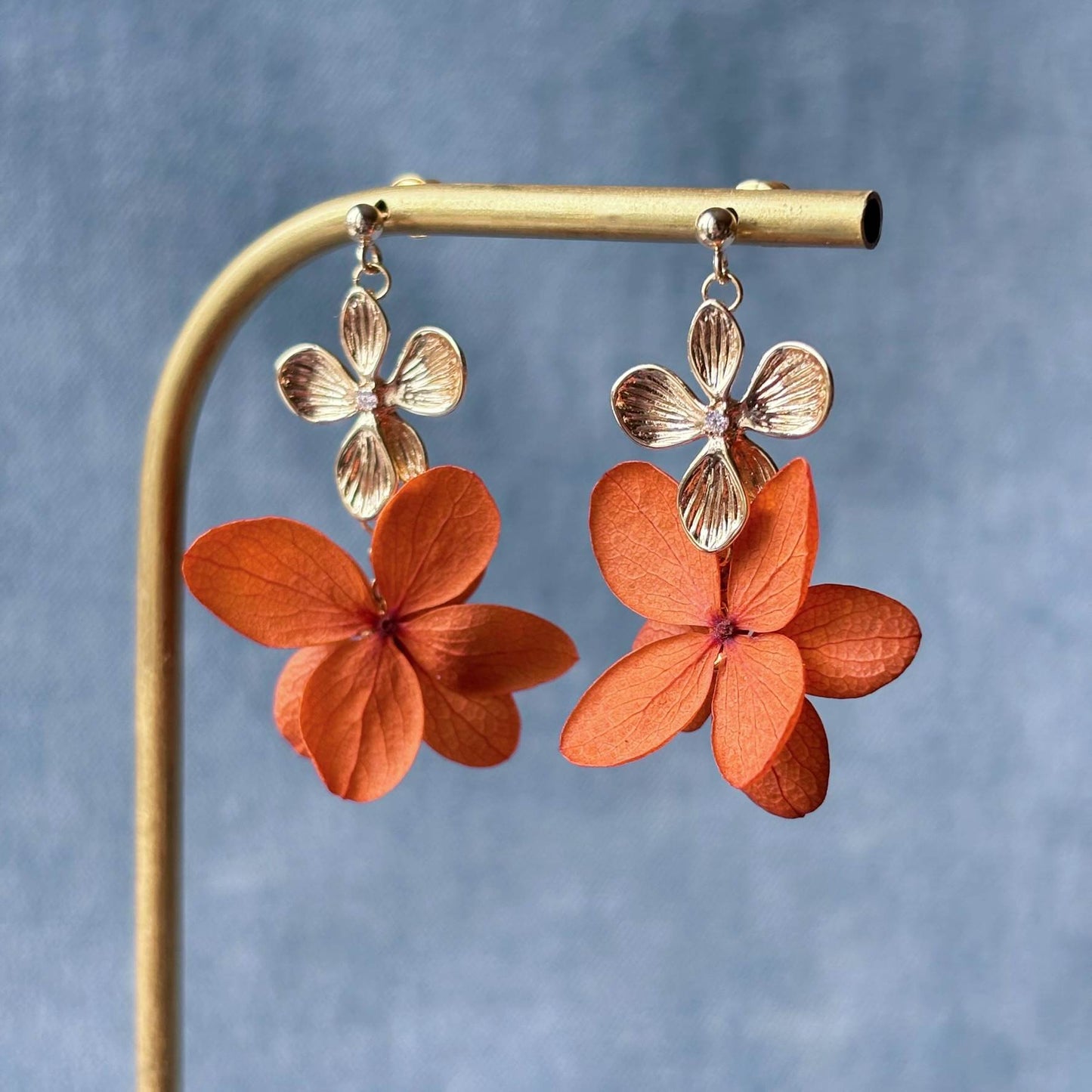 Parure de bijoux mariage bohème chic avec boucles d’oreilles terracotta artisanales.