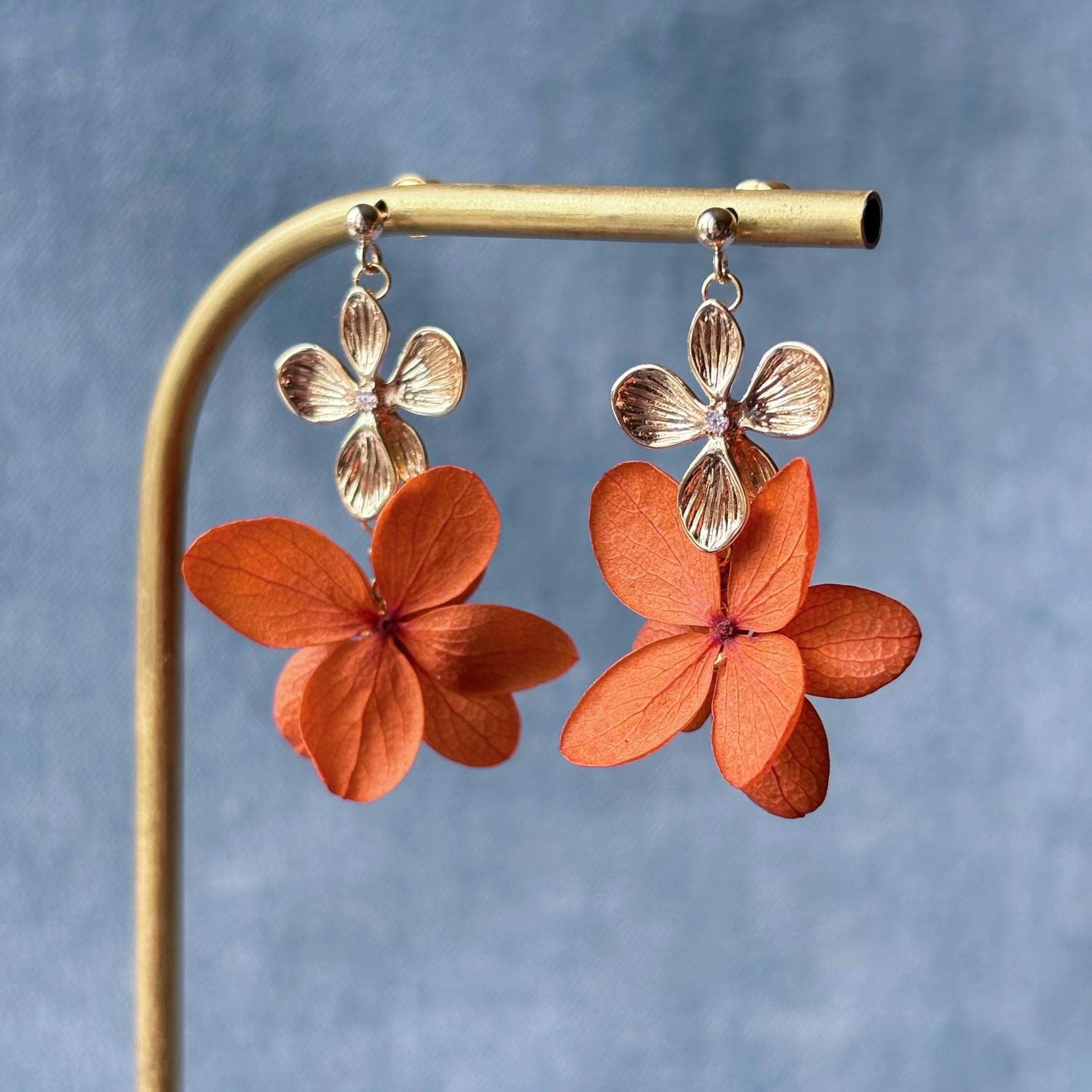 Parure de bijoux mariage bohème chic avec boucles d’oreilles terracotta artisanales.