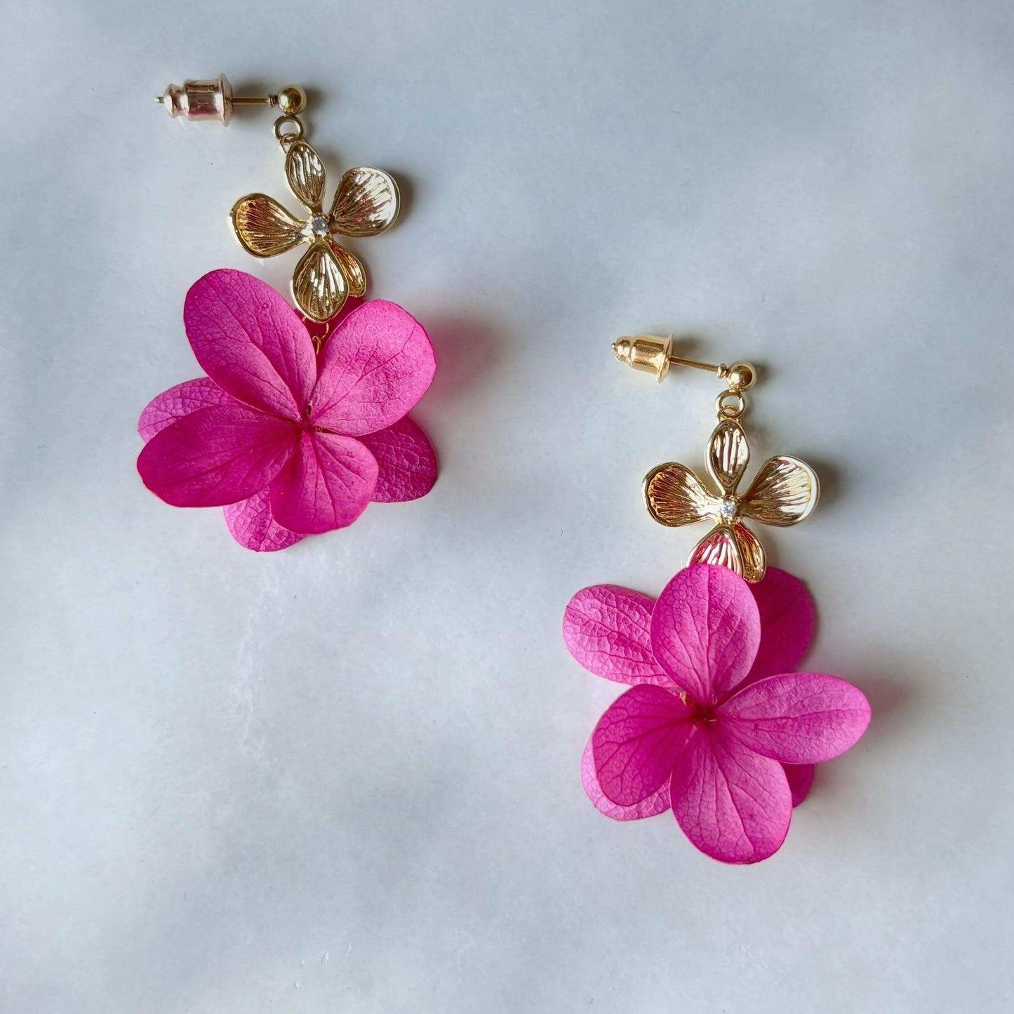 Bijoux mariage bohème chic, boucles d’oreilles artisanales fleurs stabilisées rose fuchsia.