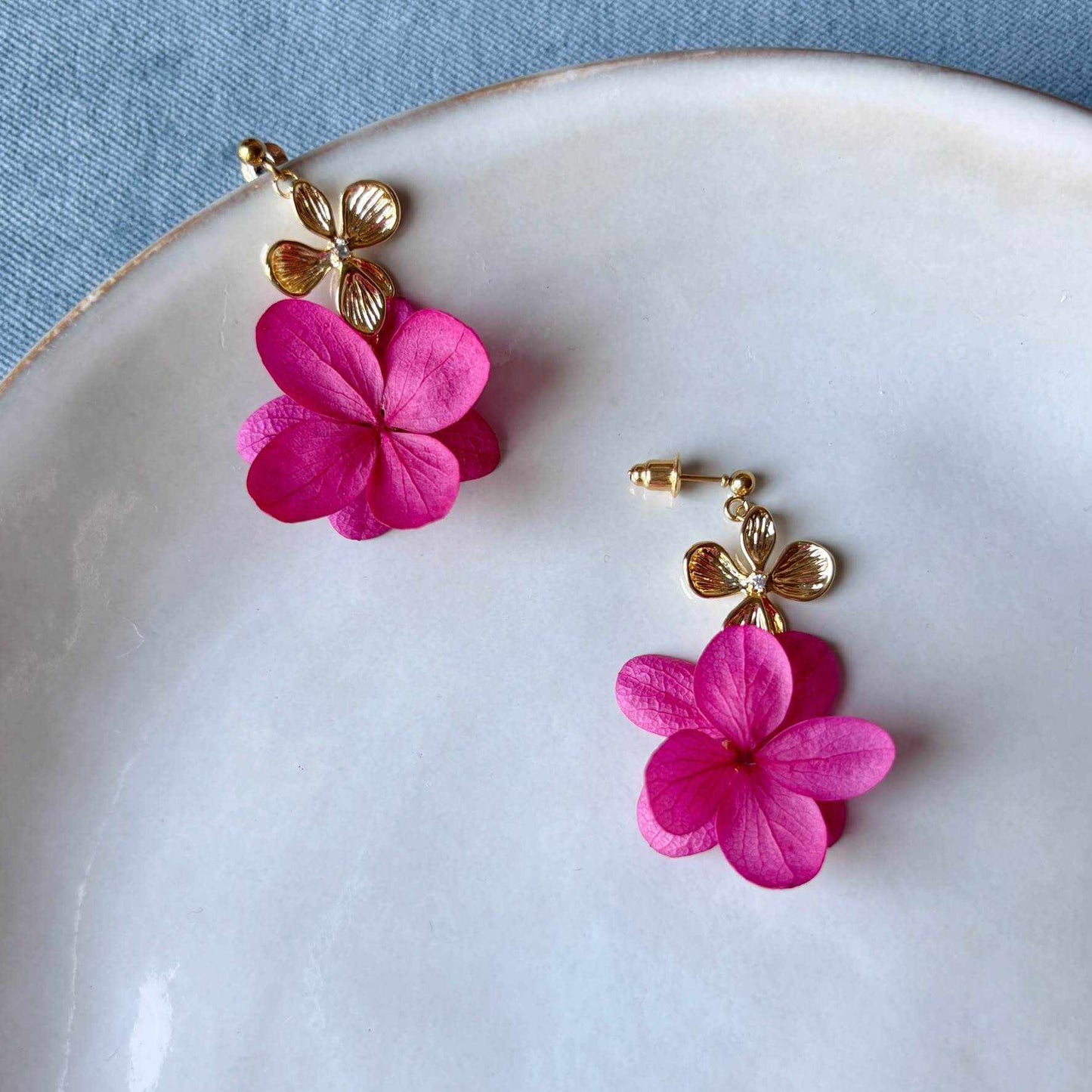Bijoux floraux Hana&Alice, boucles d’oreilles mariage hortensia rose fuchsia fait main.