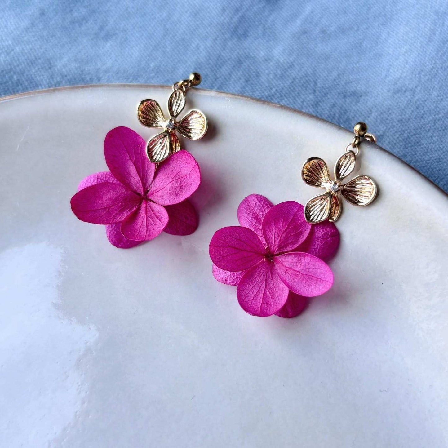 Parure de bijoux mariage fleur rose fuchsia, boucles d’oreilles stabilisées Hana&Alice pour mariage romantique.