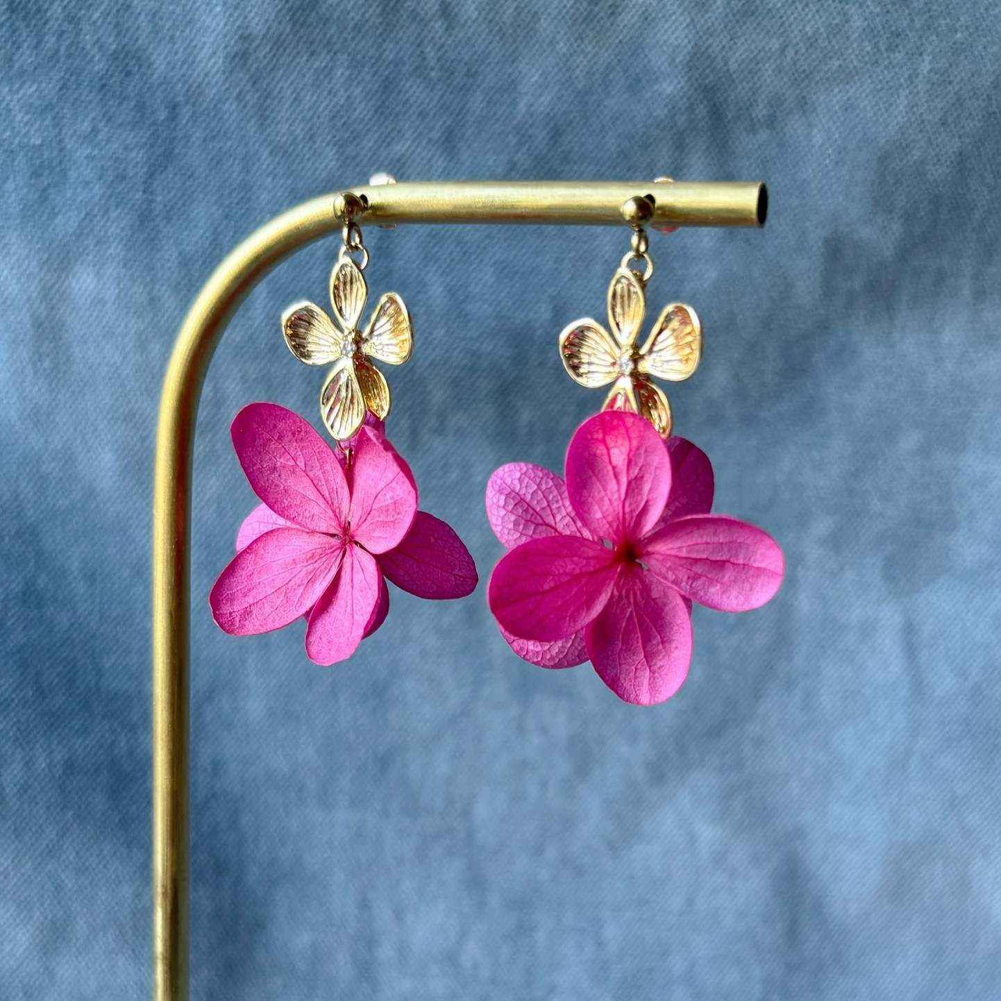 Boucles d’oreilles florales fait main pour demoiselles d’honneur, bijou mariage rose fuchsia.