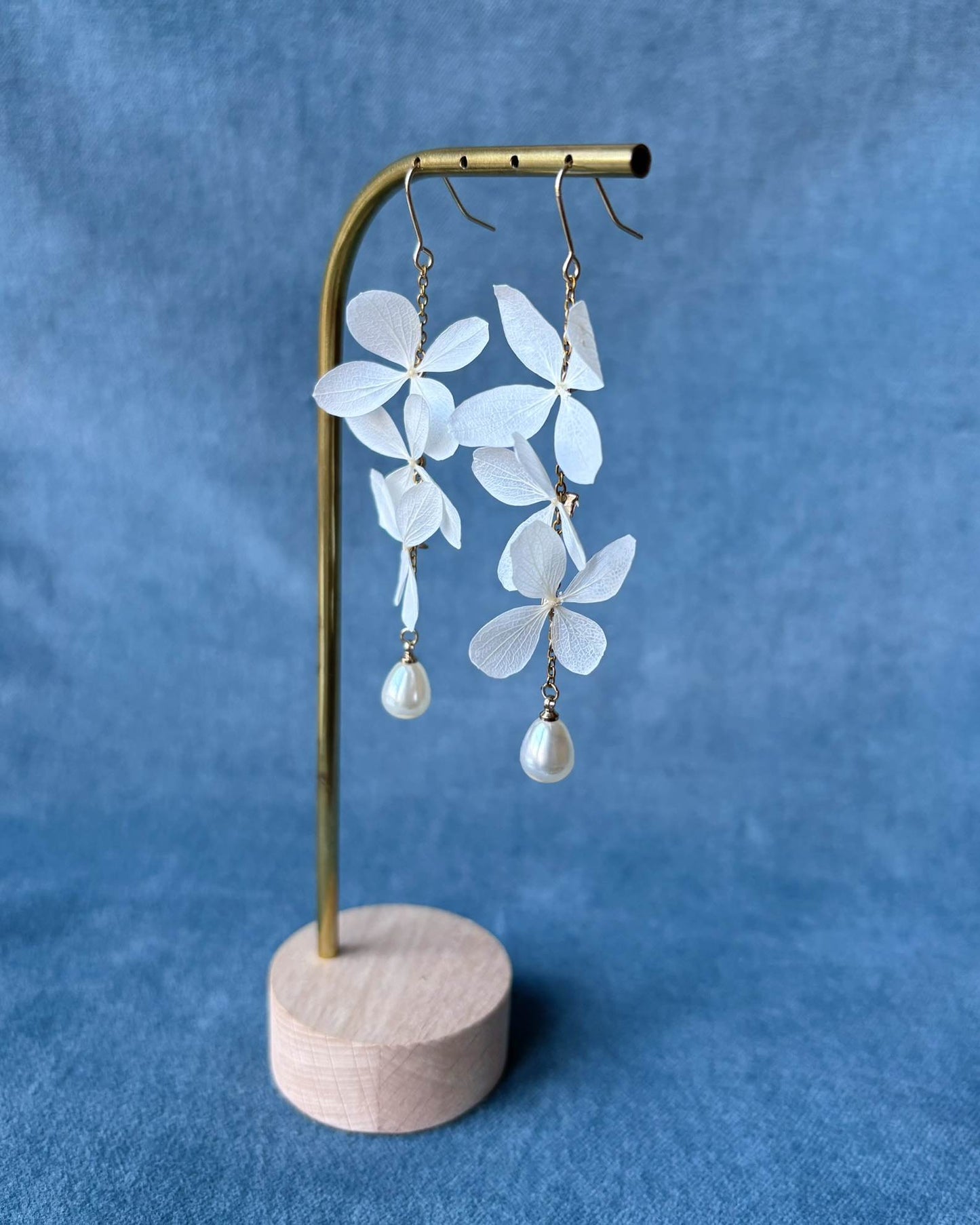 CASSANDRE - Orecchini pendenti da sposa con fiore bianco stabilizzato e perla a goccia