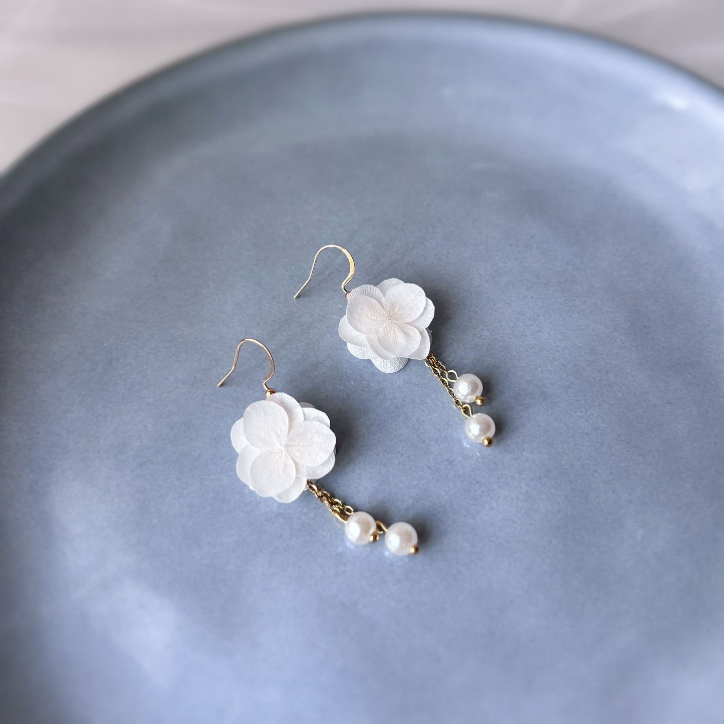 Boucles d’oreilles mariage délicates perles et fleurs stabilisées