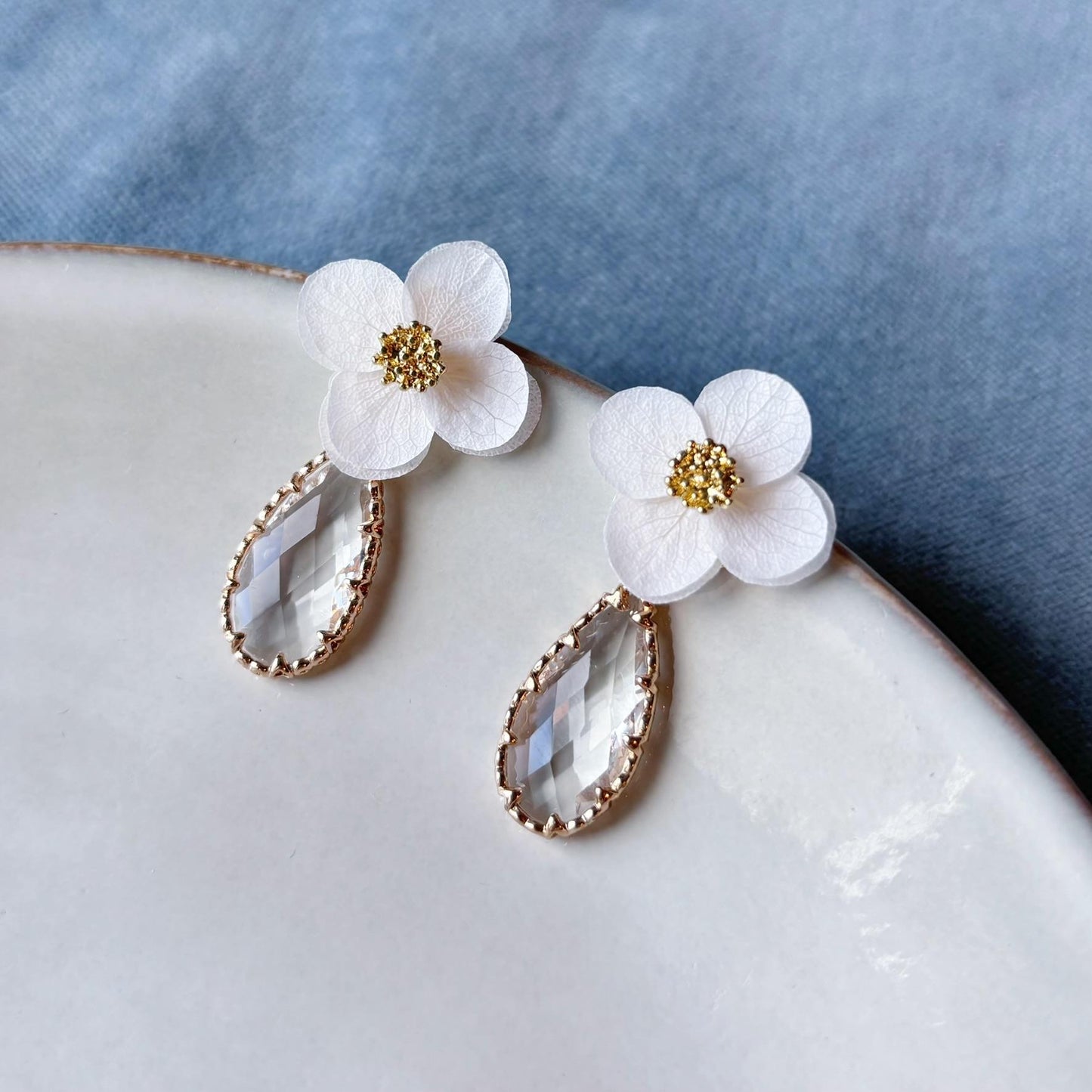 Puces d’oreilles mariage élégantes, fleurs stabilisées et cristal transparent pour mariée