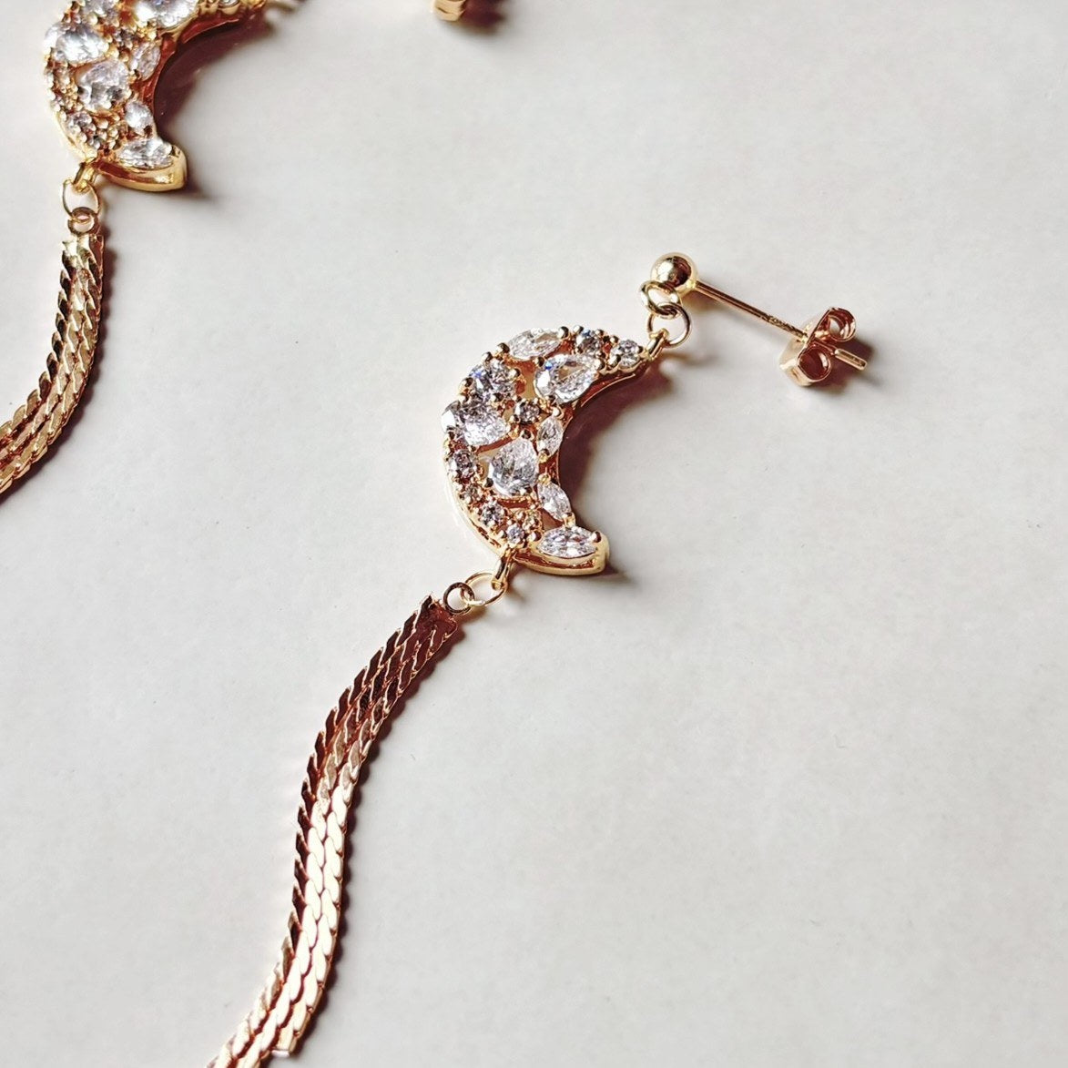 Boucles d’oreilles mariage lune et zircones, parfaites pour une allure romantique et féminine.